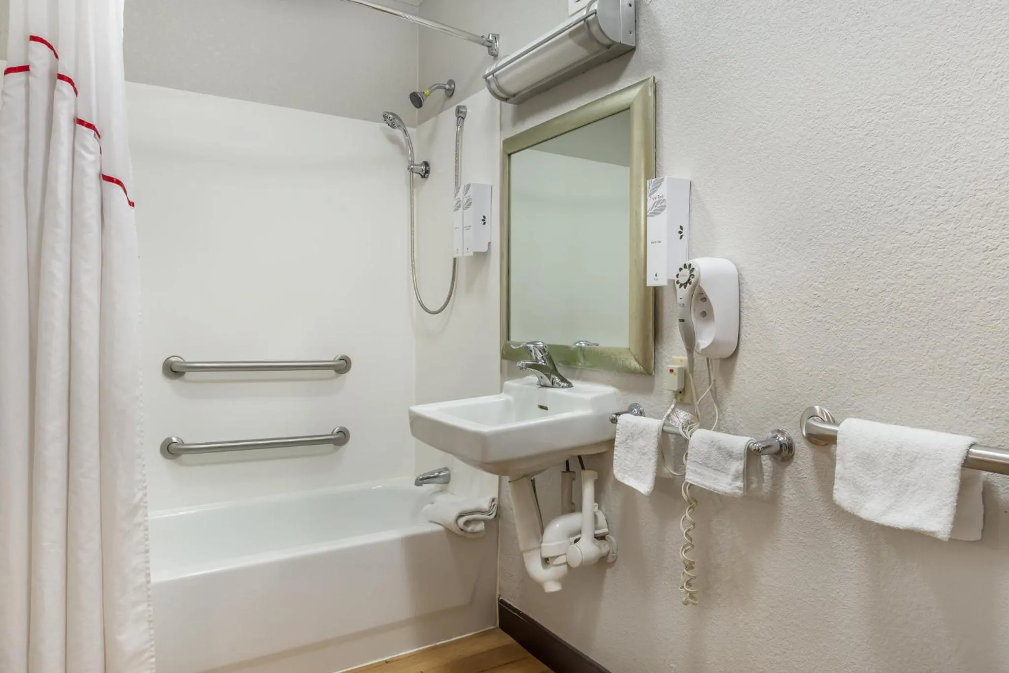 Bathroom in Red Roof Inn Durham - Duke Univ Medical Center