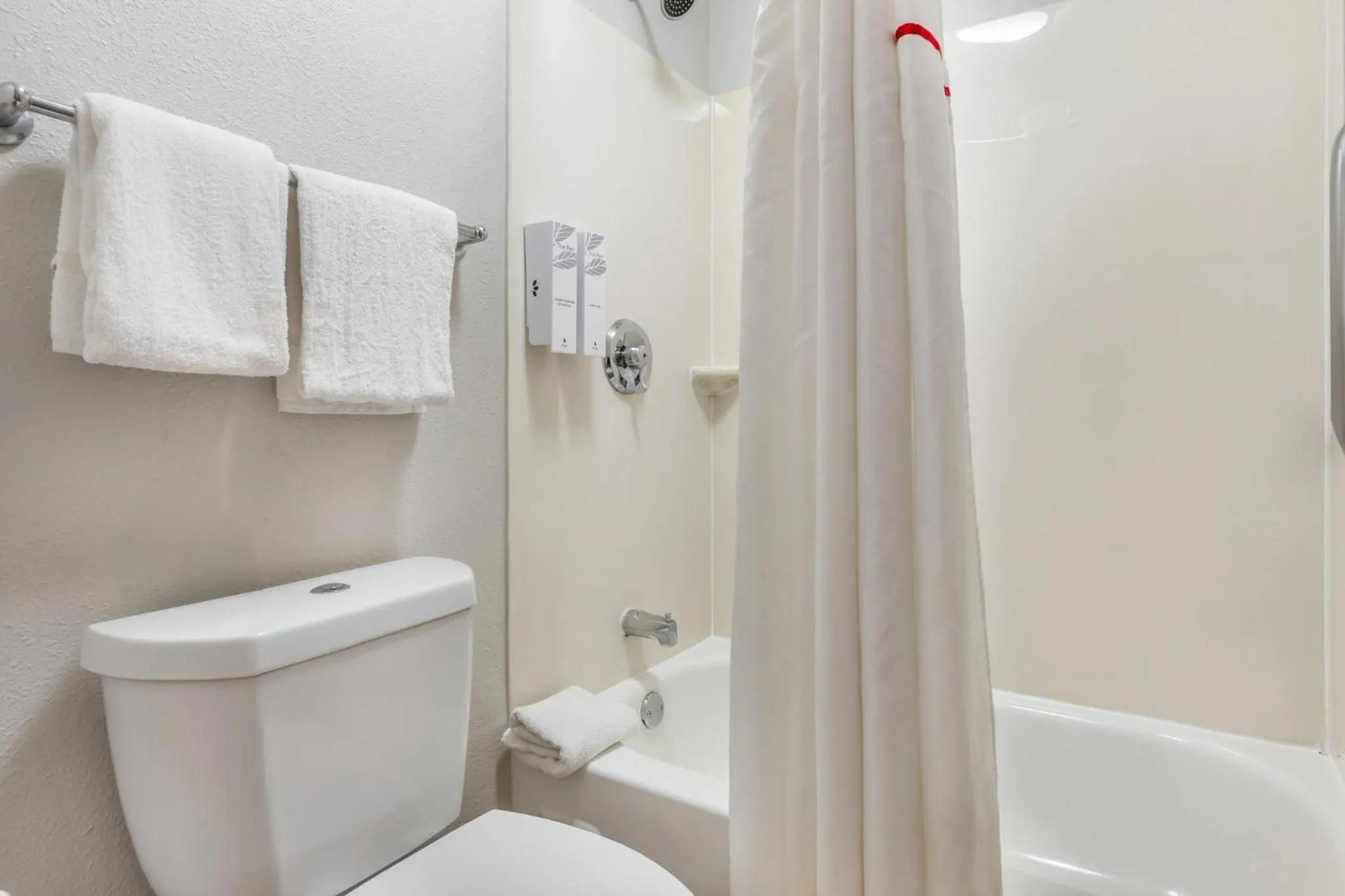 Bathroom in Red Roof Inn Durham - Duke Univ Medical Center