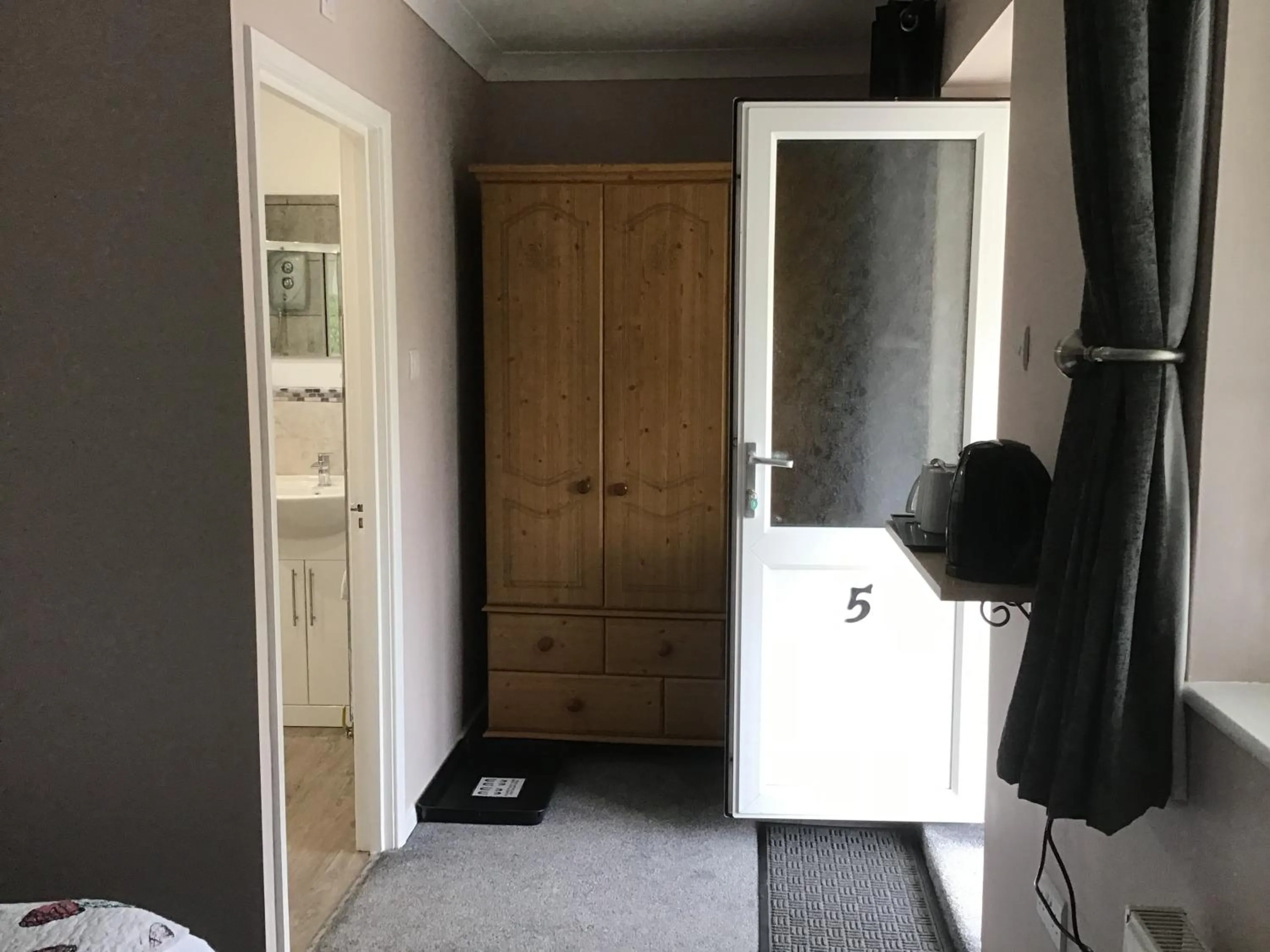 Bedroom in The New Inn Motel