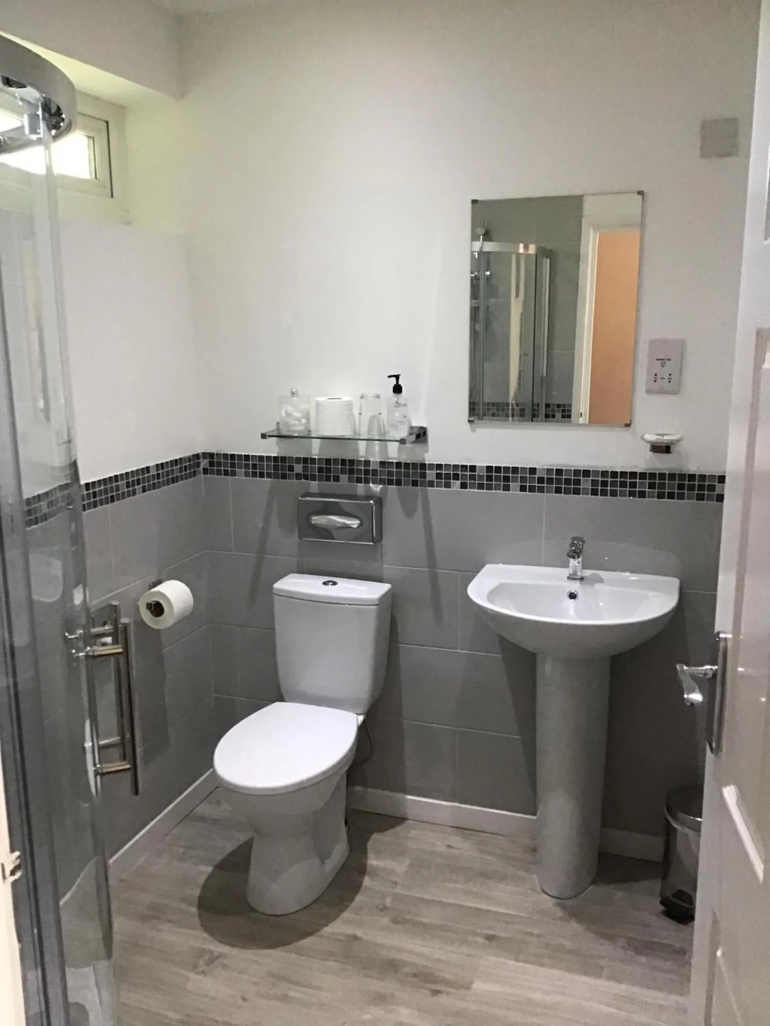 Bathroom in The New Inn Motel