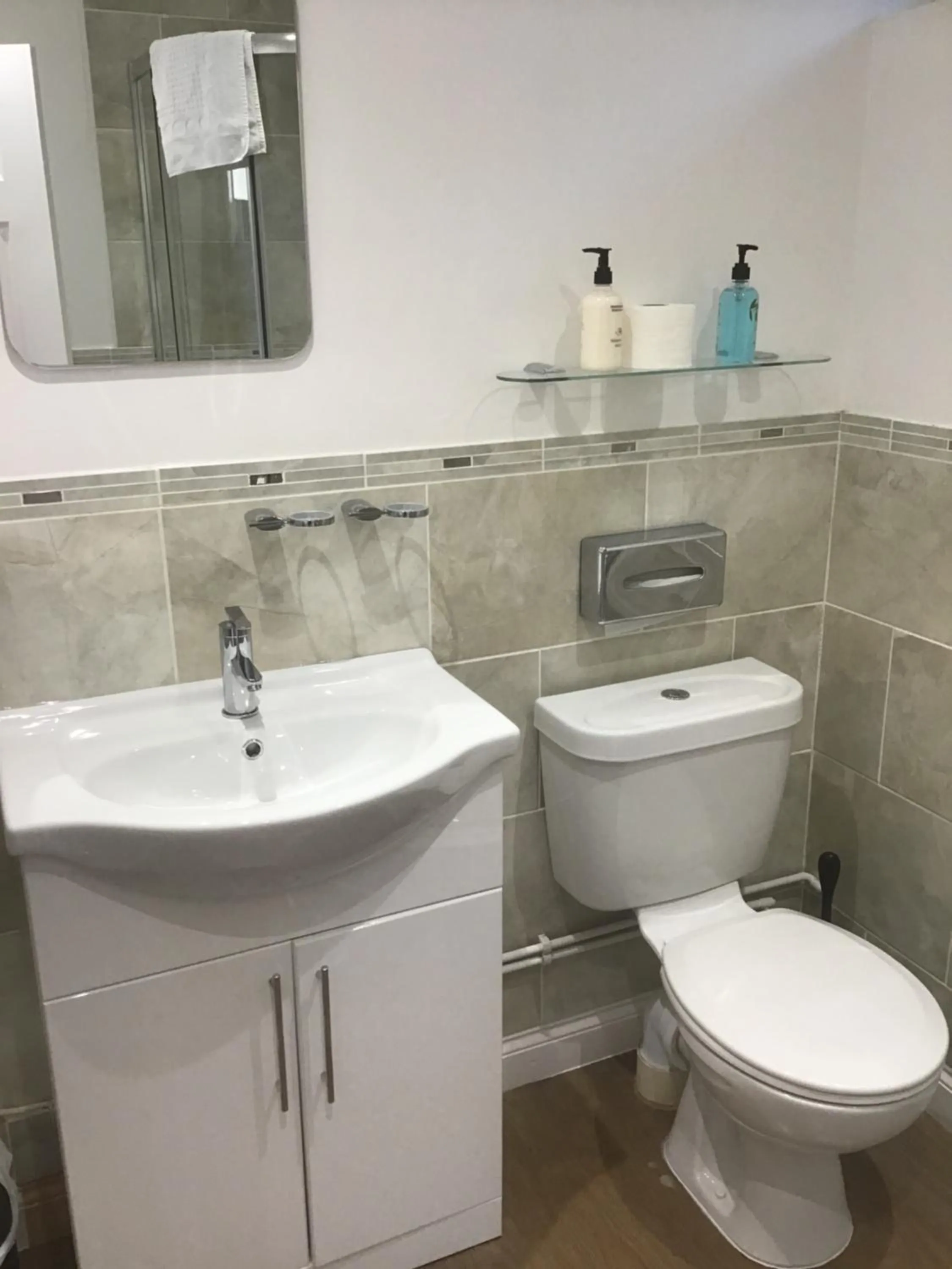 Bathroom in The New Inn Motel