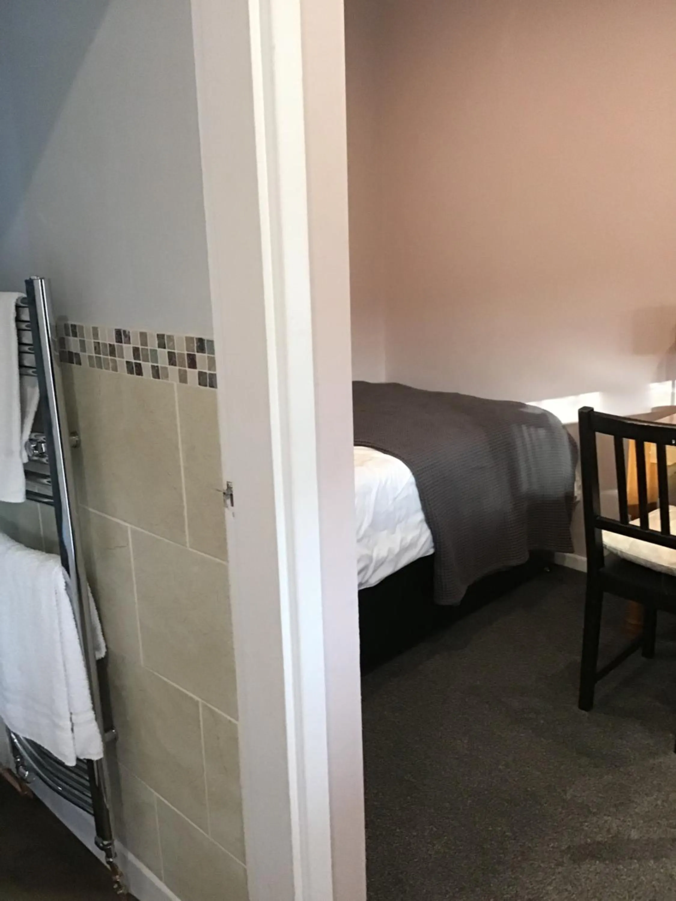Photo of the whole room, Bed in The New Inn Motel