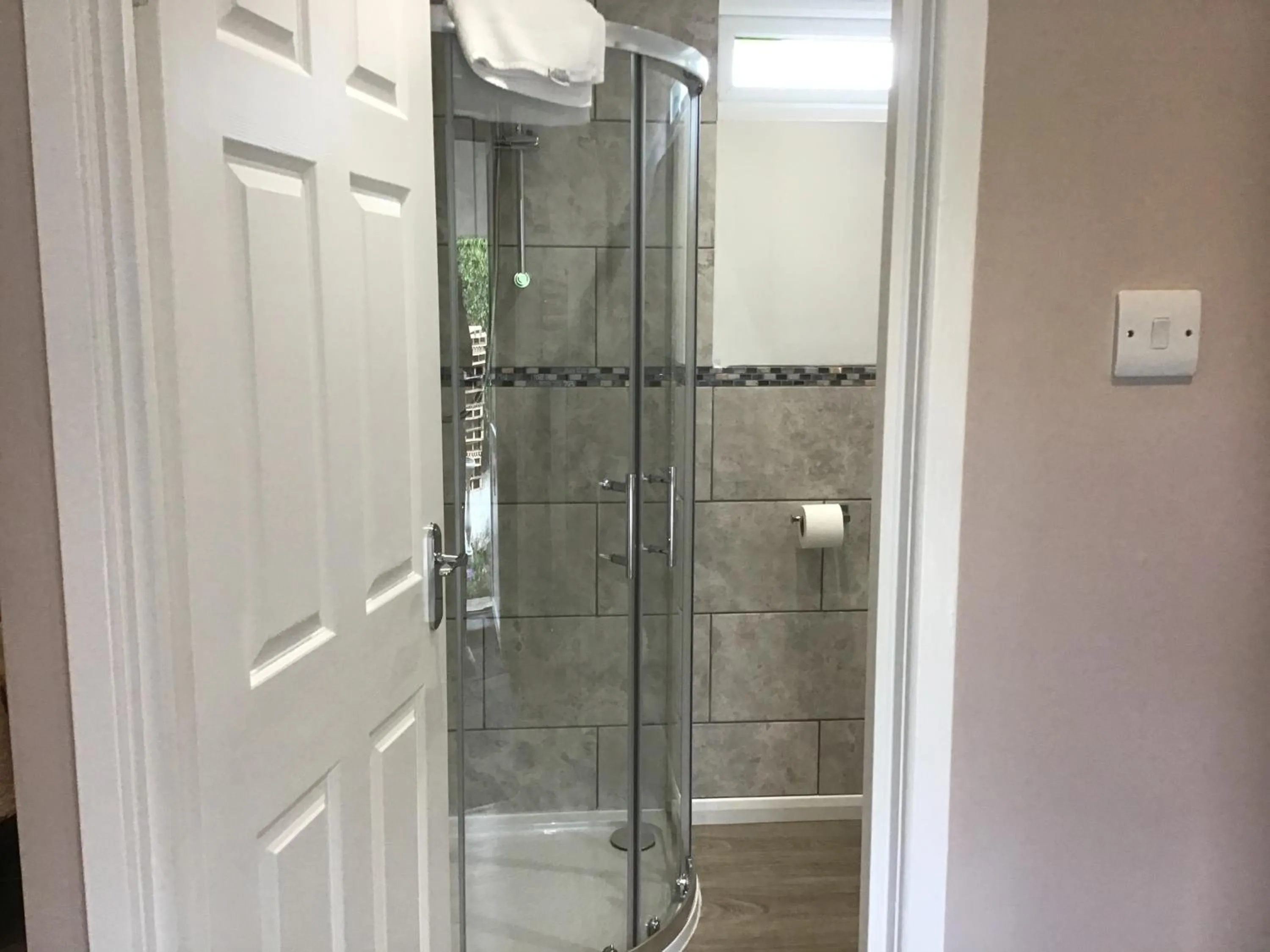 Bathroom in The New Inn Motel