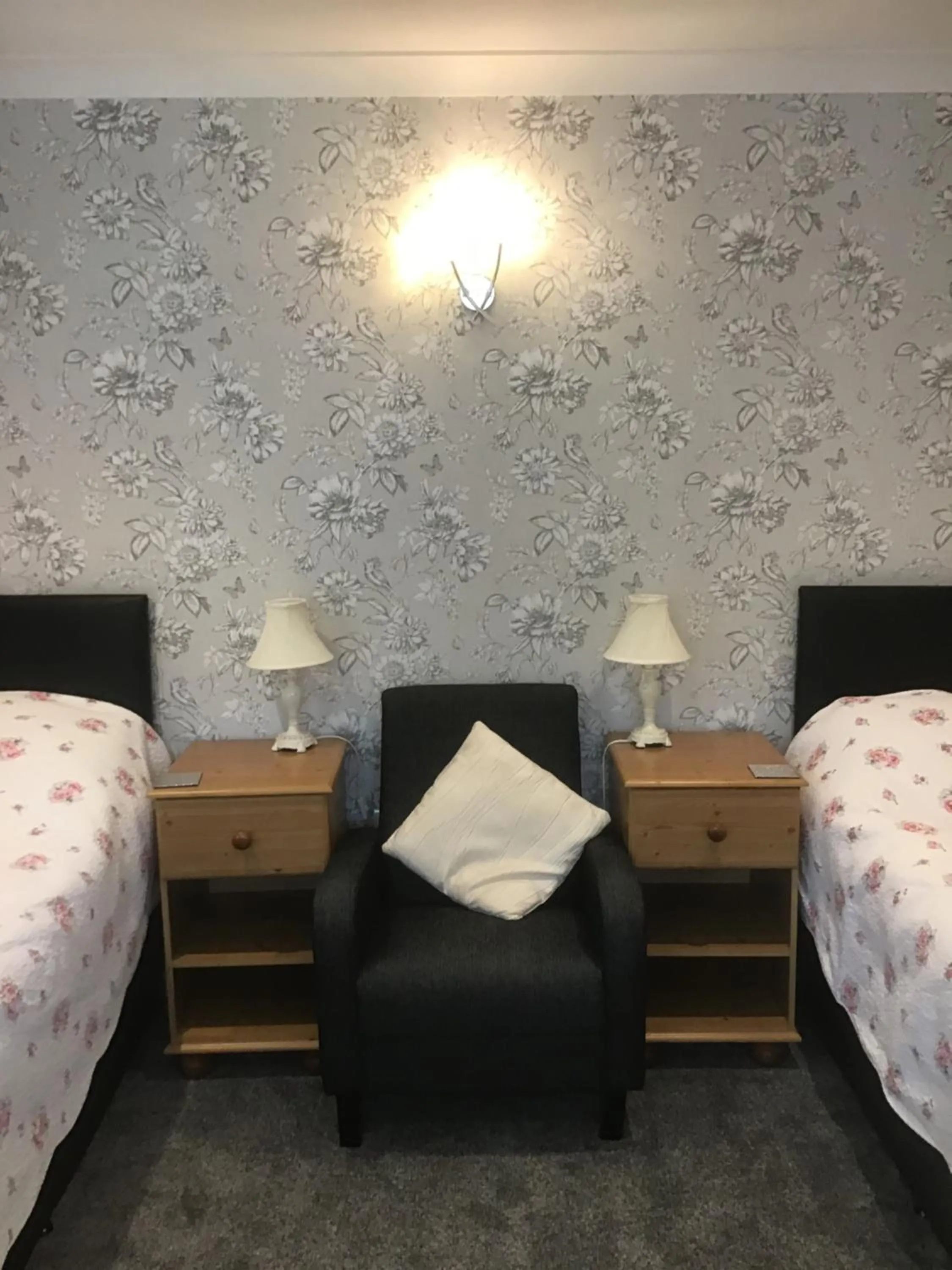 Photo of the whole room, Bed in The New Inn Motel