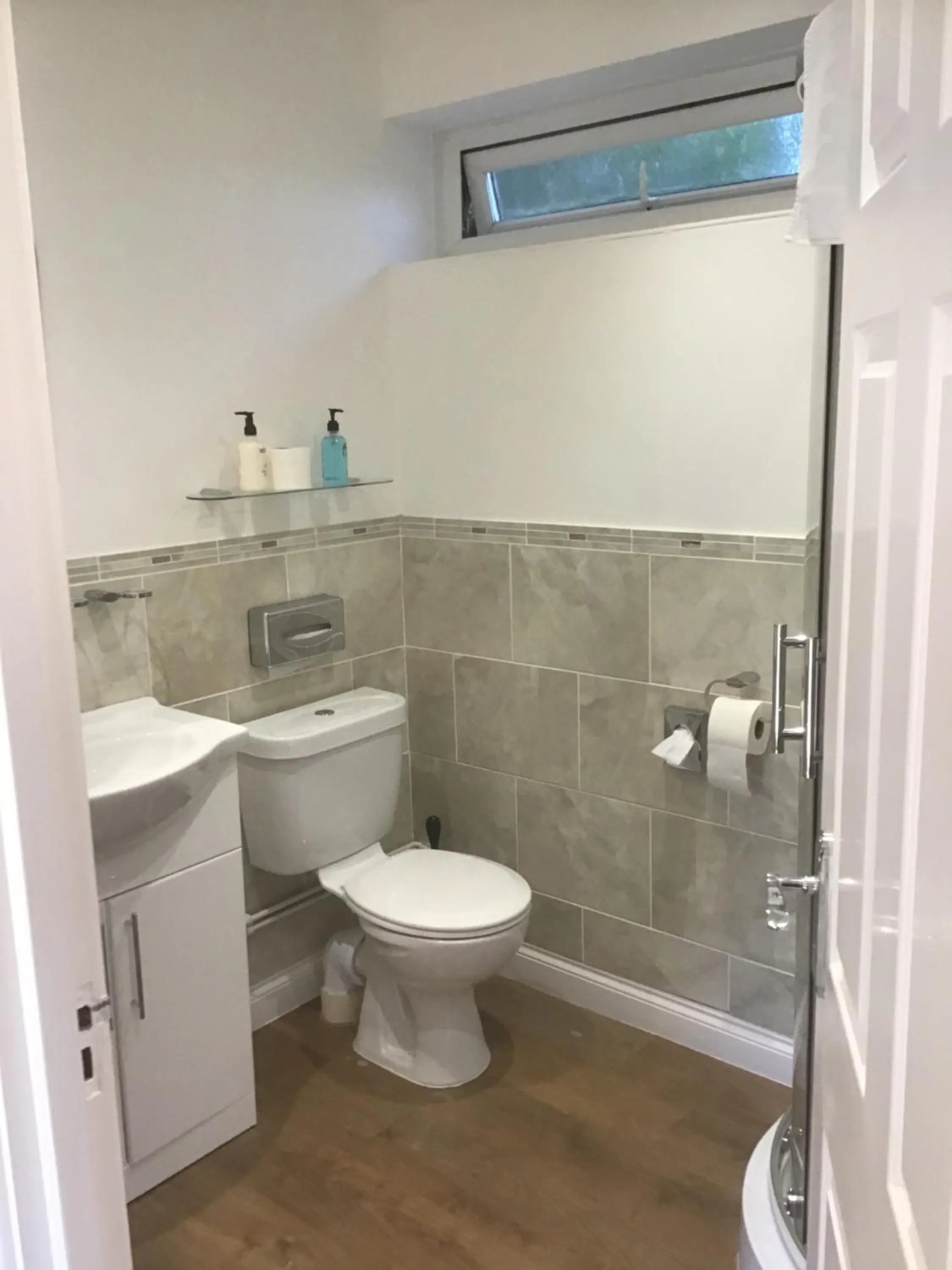 Bathroom in The New Inn Motel