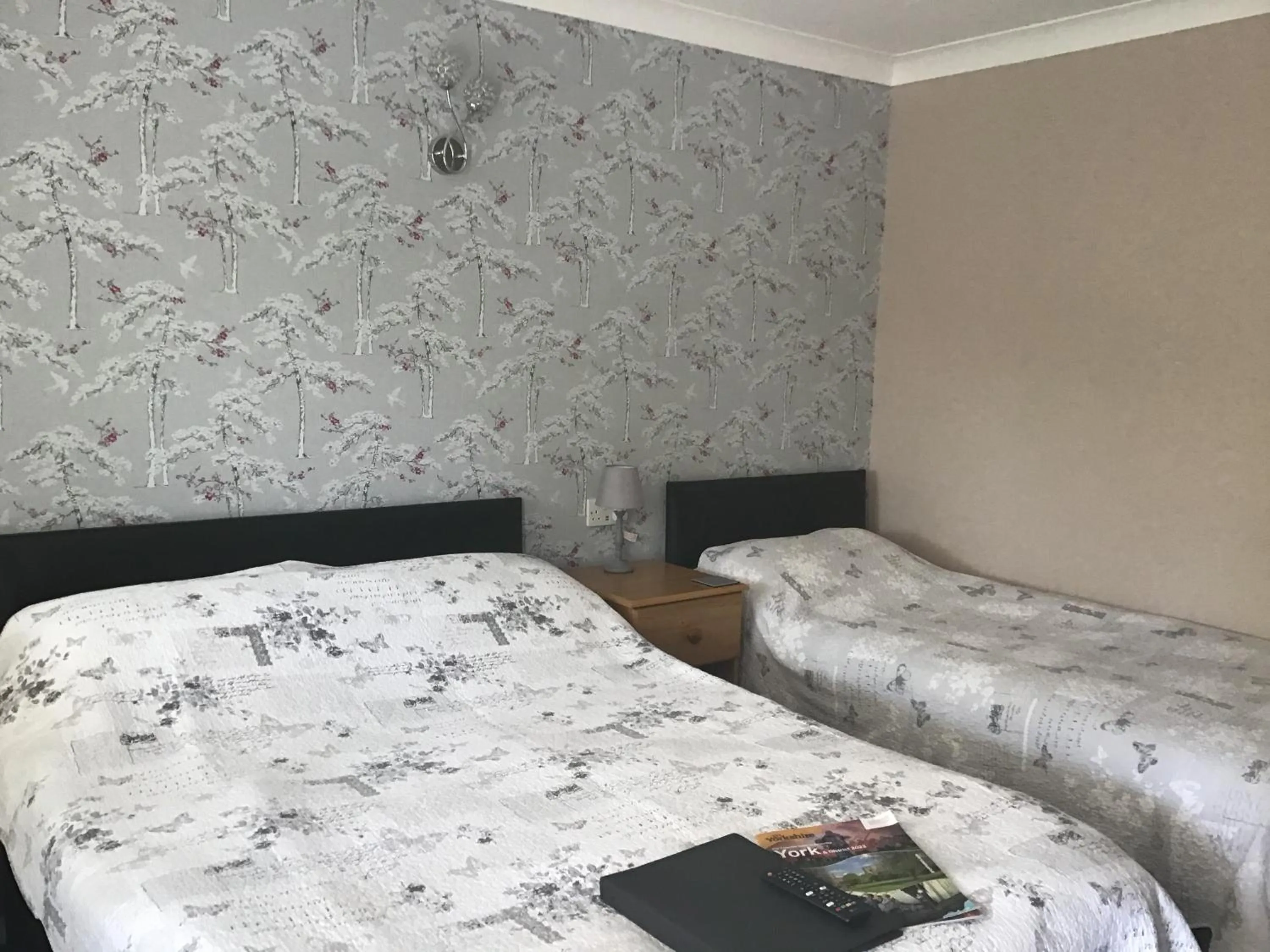 Photo of the whole room, Bed in The New Inn Motel