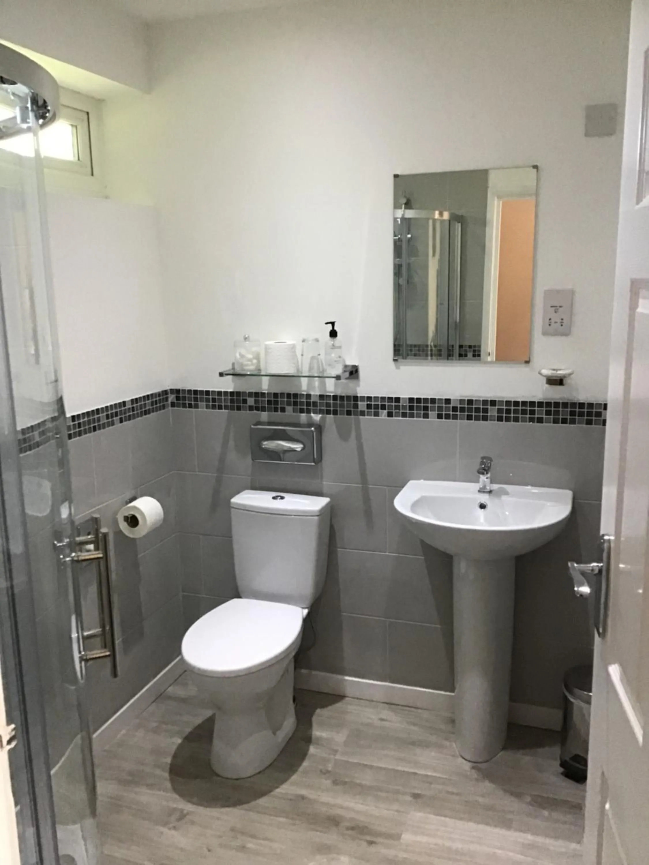 Bathroom in The New Inn Motel