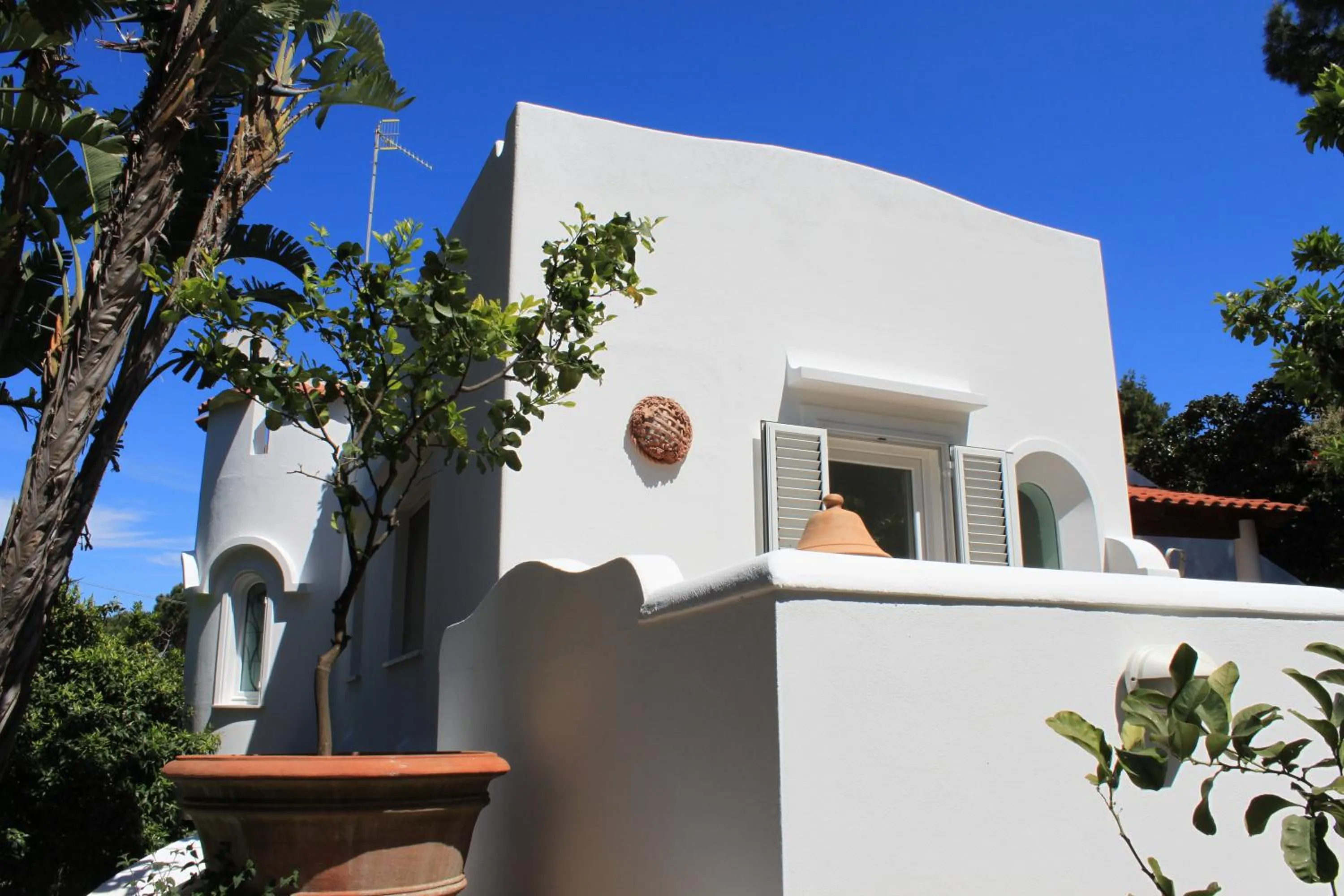 Facade/entrance in Villa Marinella