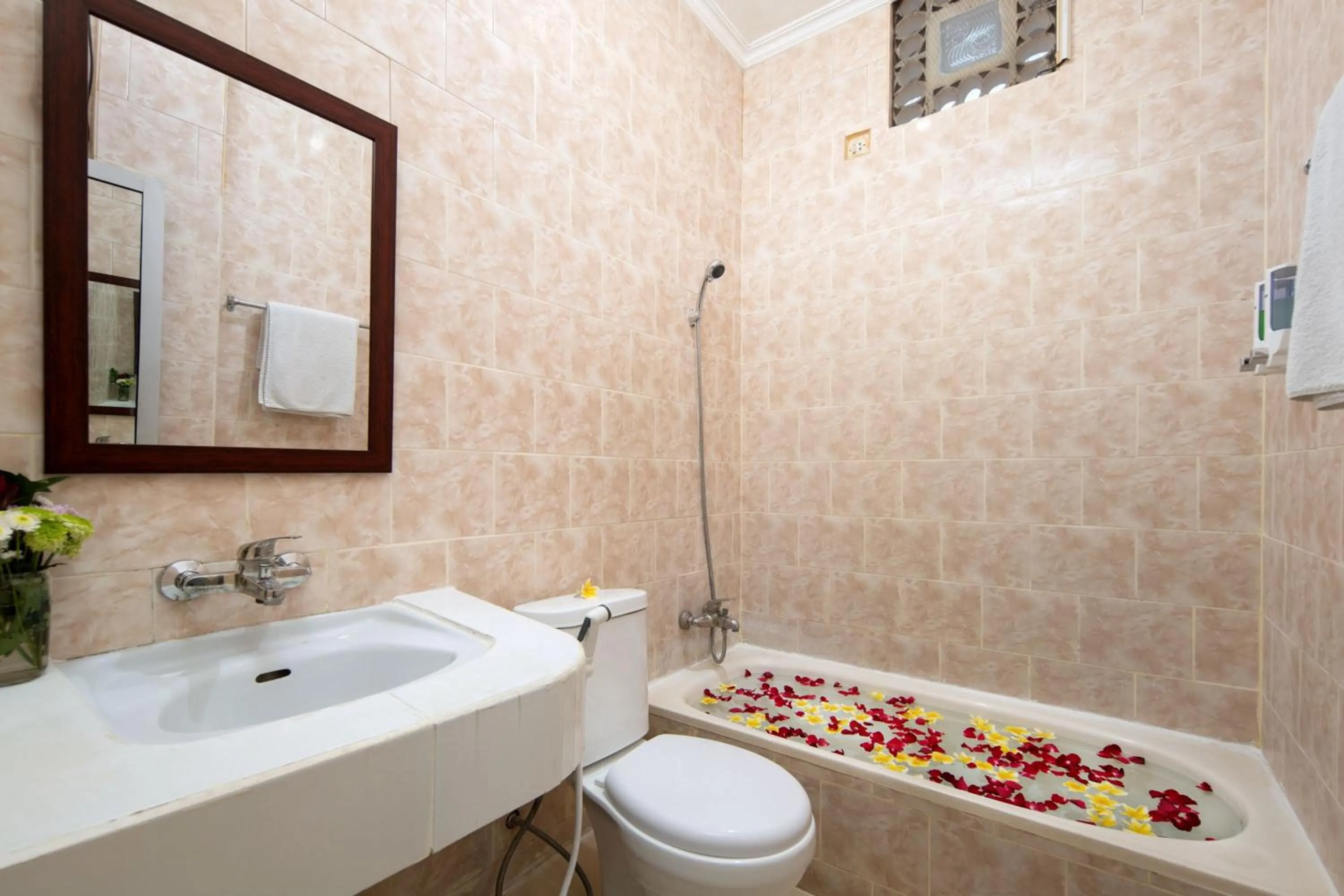 Bathroom in Lumbung Sari Hotel Legian