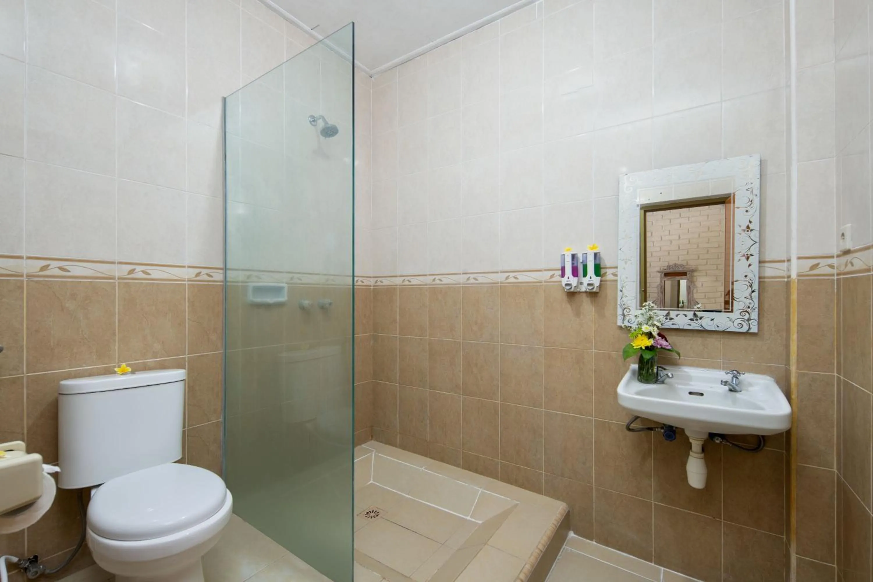 Bathroom in Lumbung Sari Hotel Legian