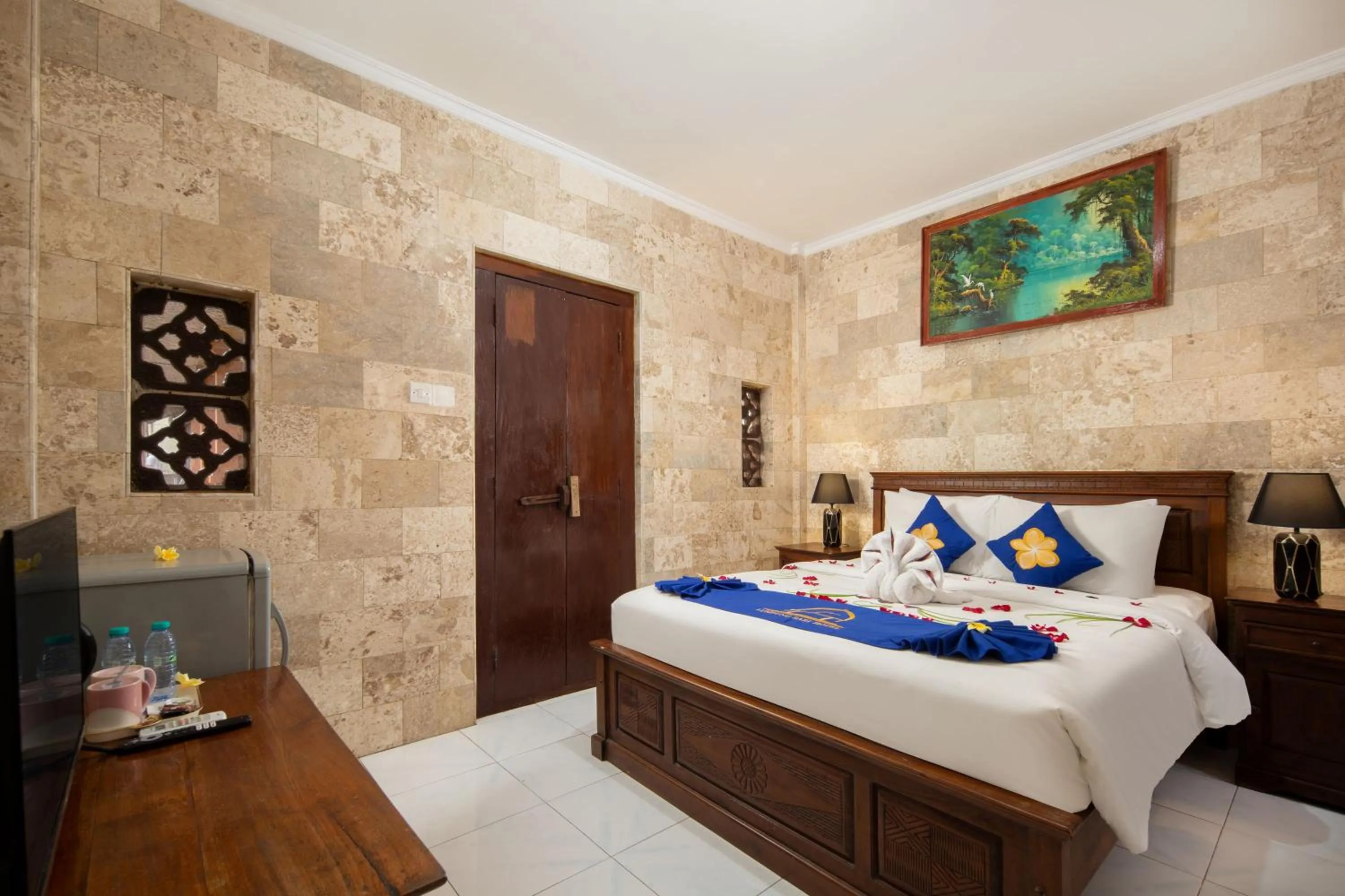 Bed in Lumbung Sari Hotel Legian