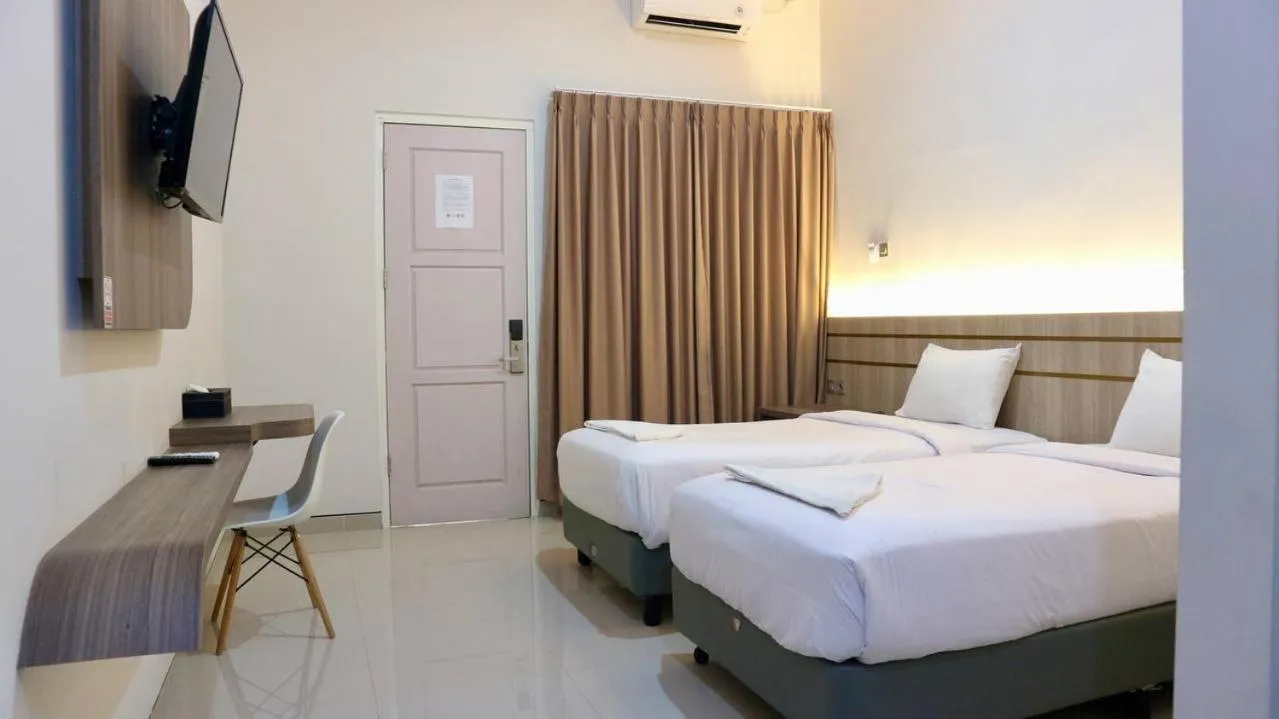 Bed in El Malik hotel Sumenep