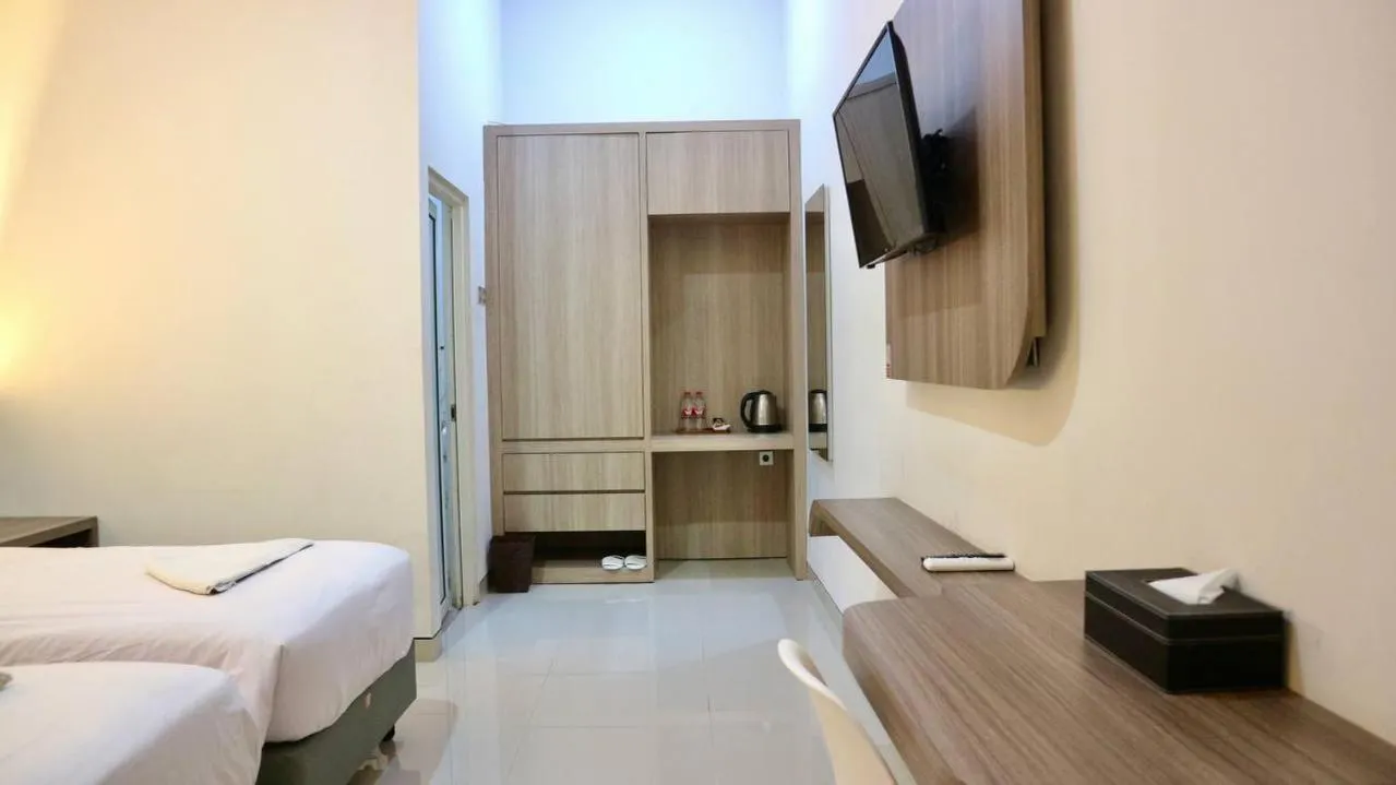 Bed in El Malik hotel Sumenep