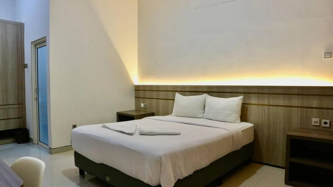 Bed in El Malik hotel Sumenep