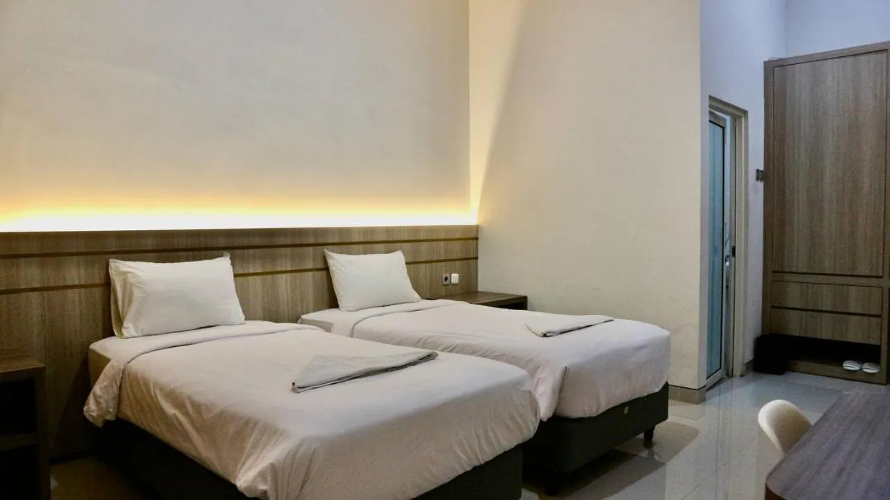 Bed in El Malik hotel Sumenep