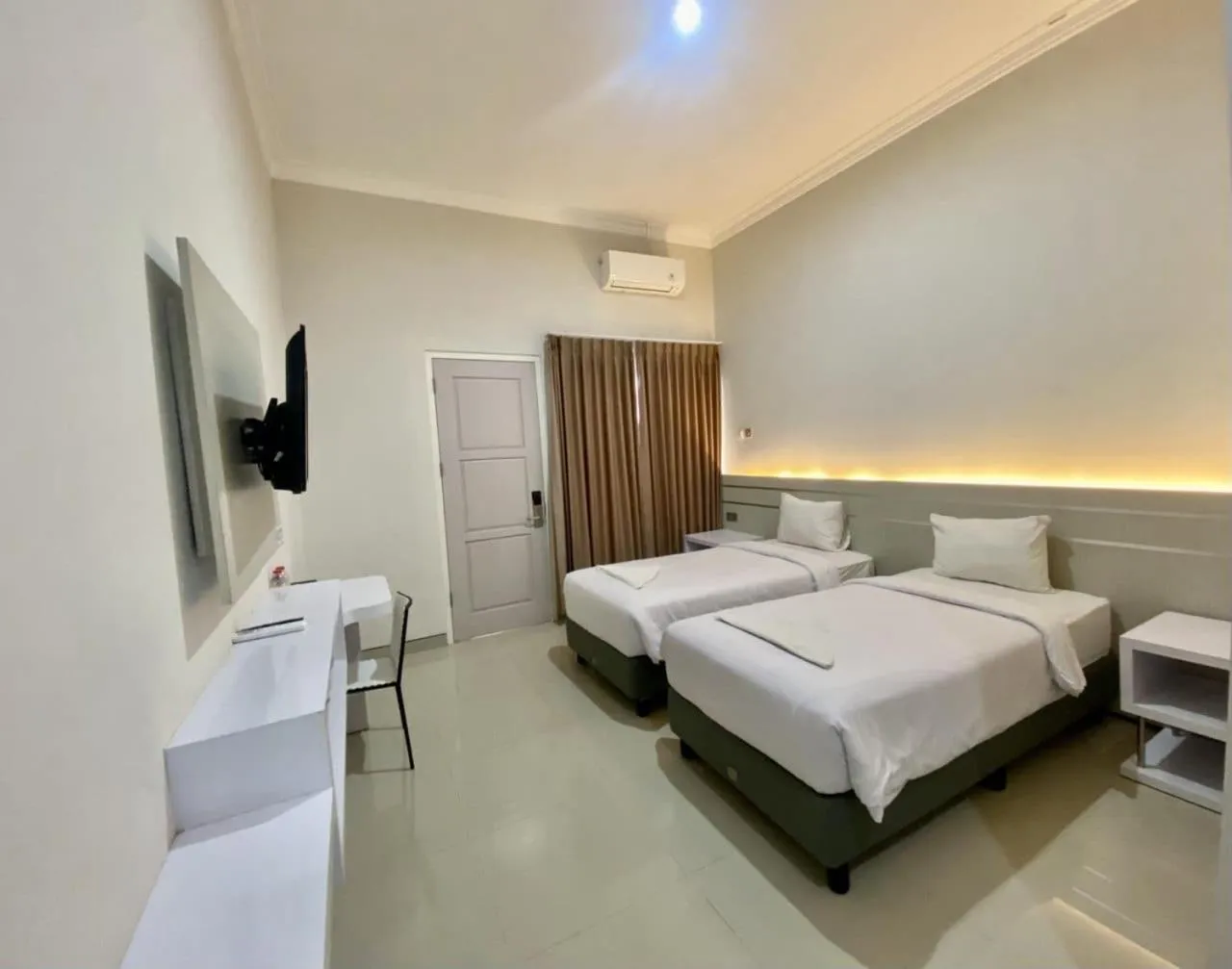 Bed in El Malik hotel Sumenep