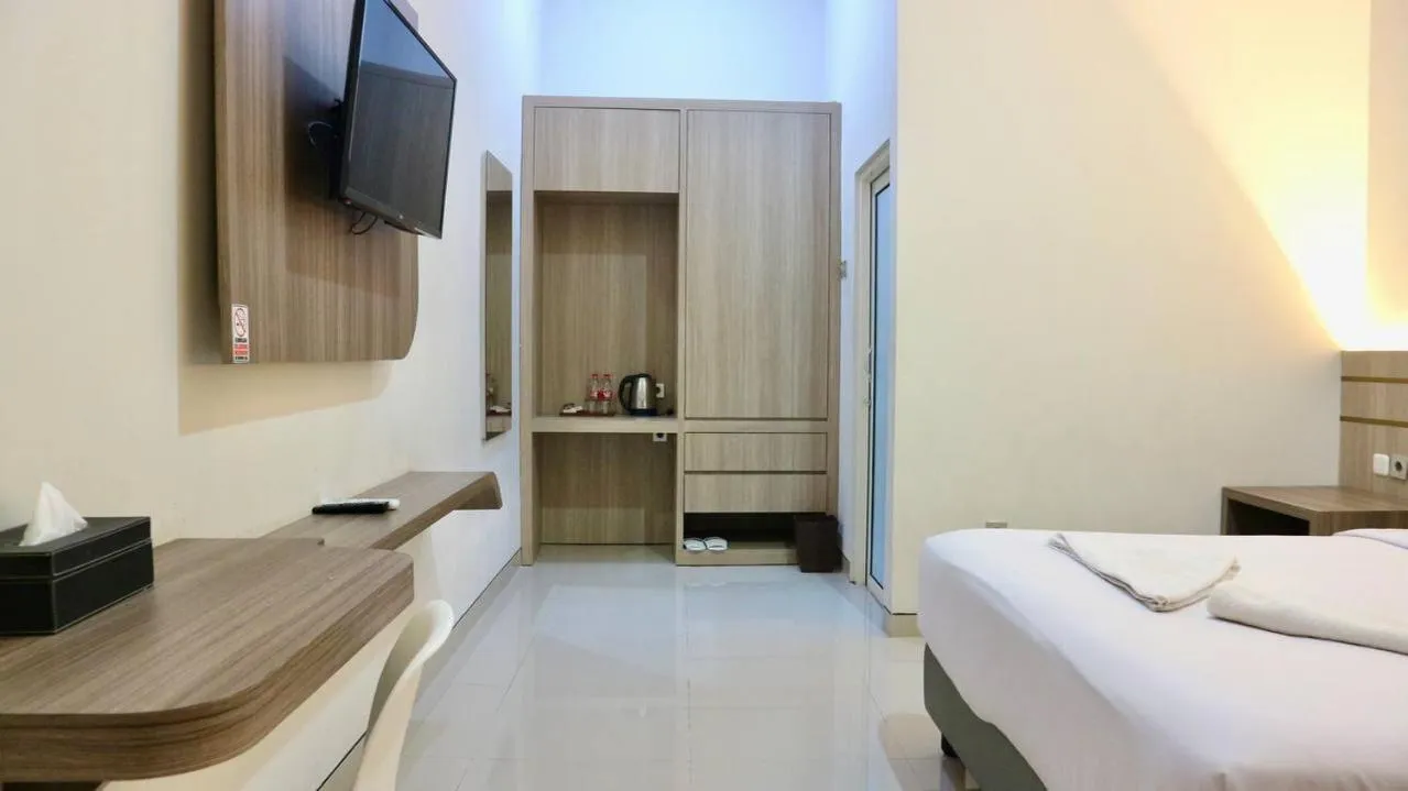 Bed in El Malik hotel Sumenep