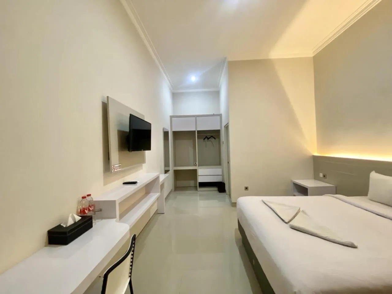 Bed in El Malik hotel Sumenep