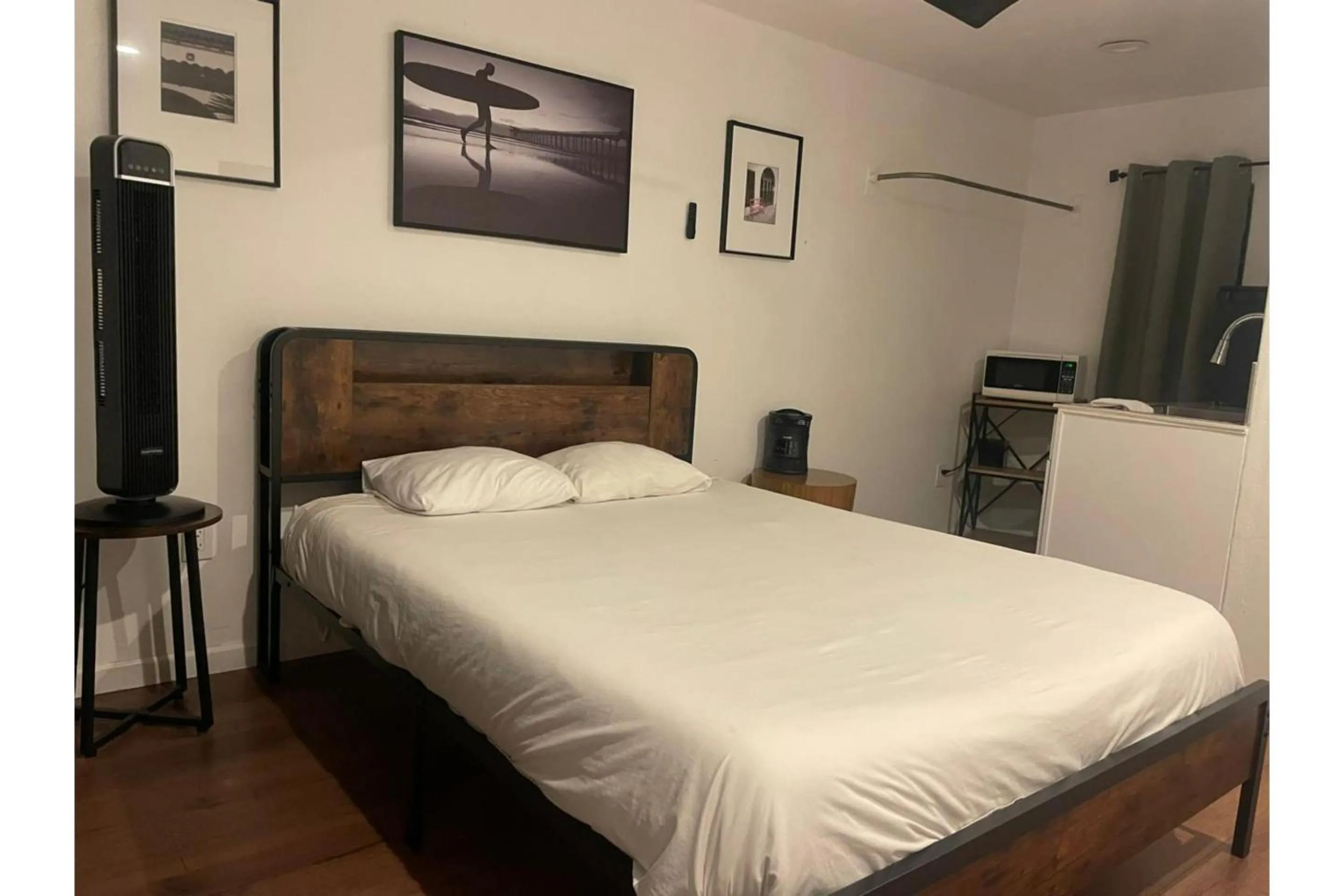 Bedroom, Bed in Garden Motel Redwood City CA