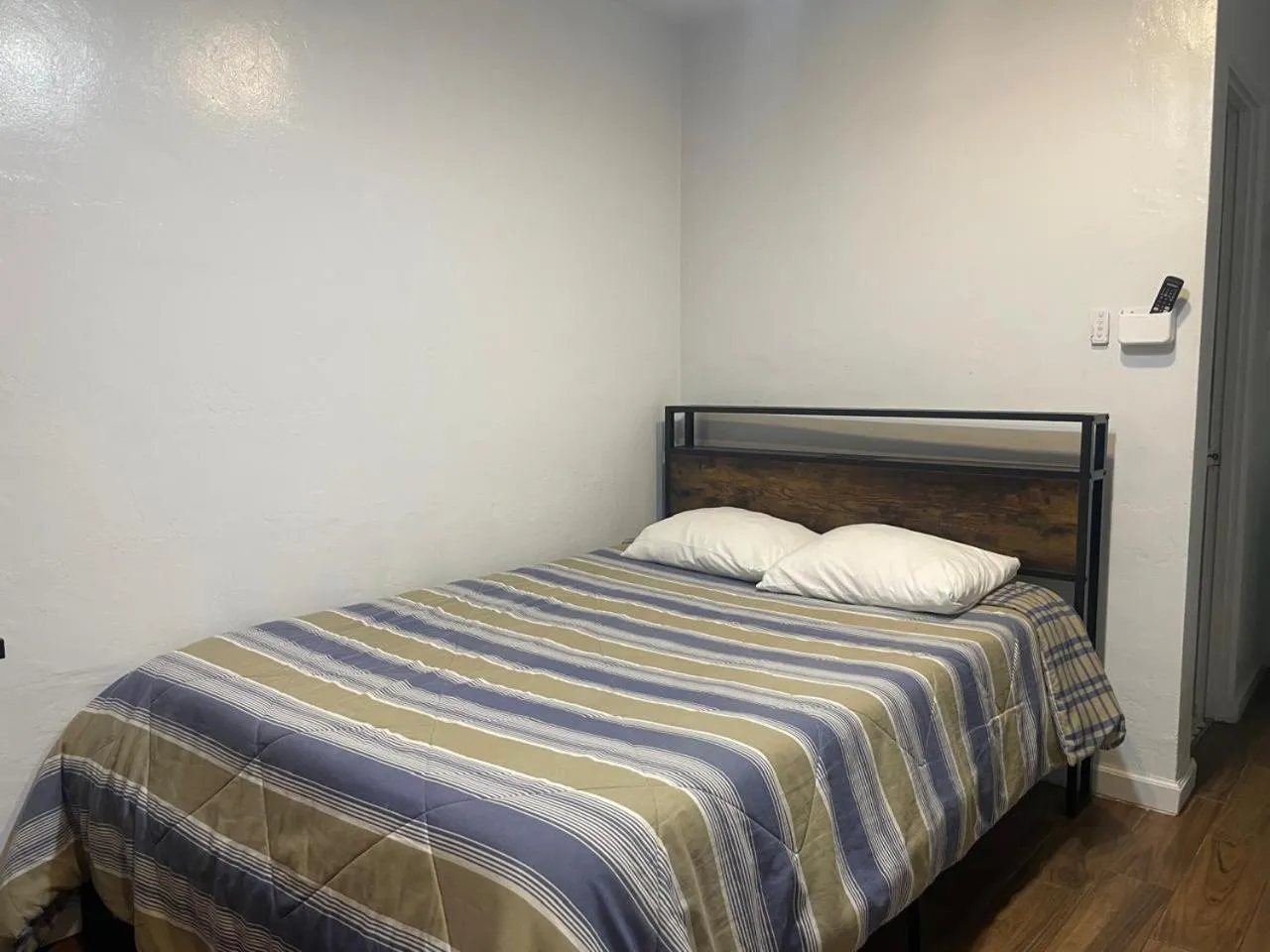 Bedroom, Bed in Garden Motel Redwood City CA