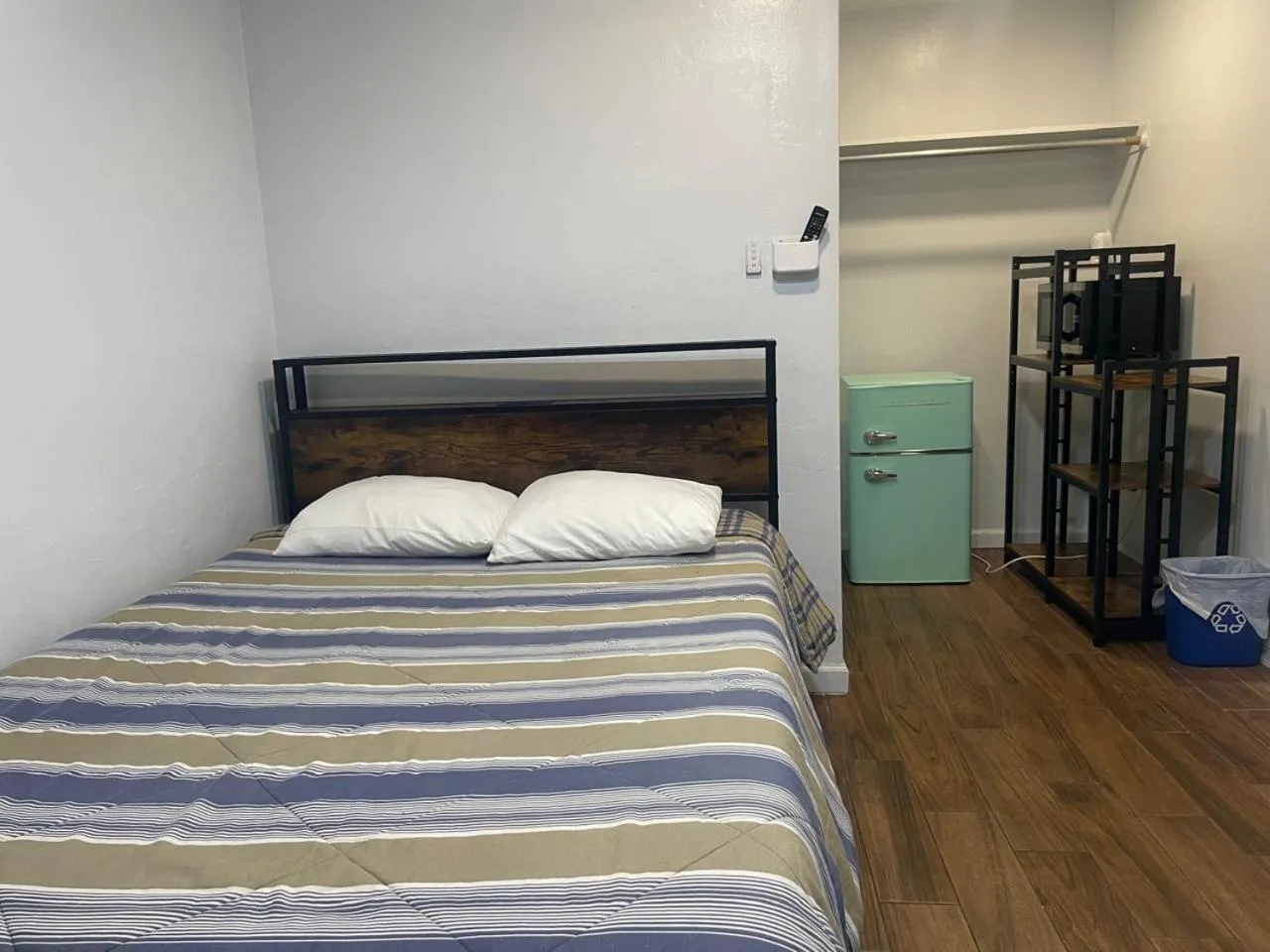 Bedroom, Bed in Garden Motel Redwood City CA