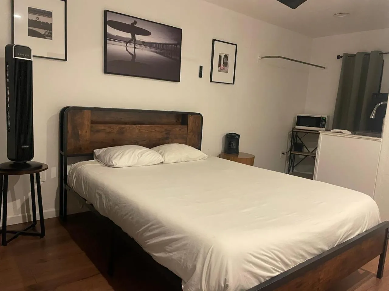 Bedroom, Bed in Garden Motel Redwood City CA