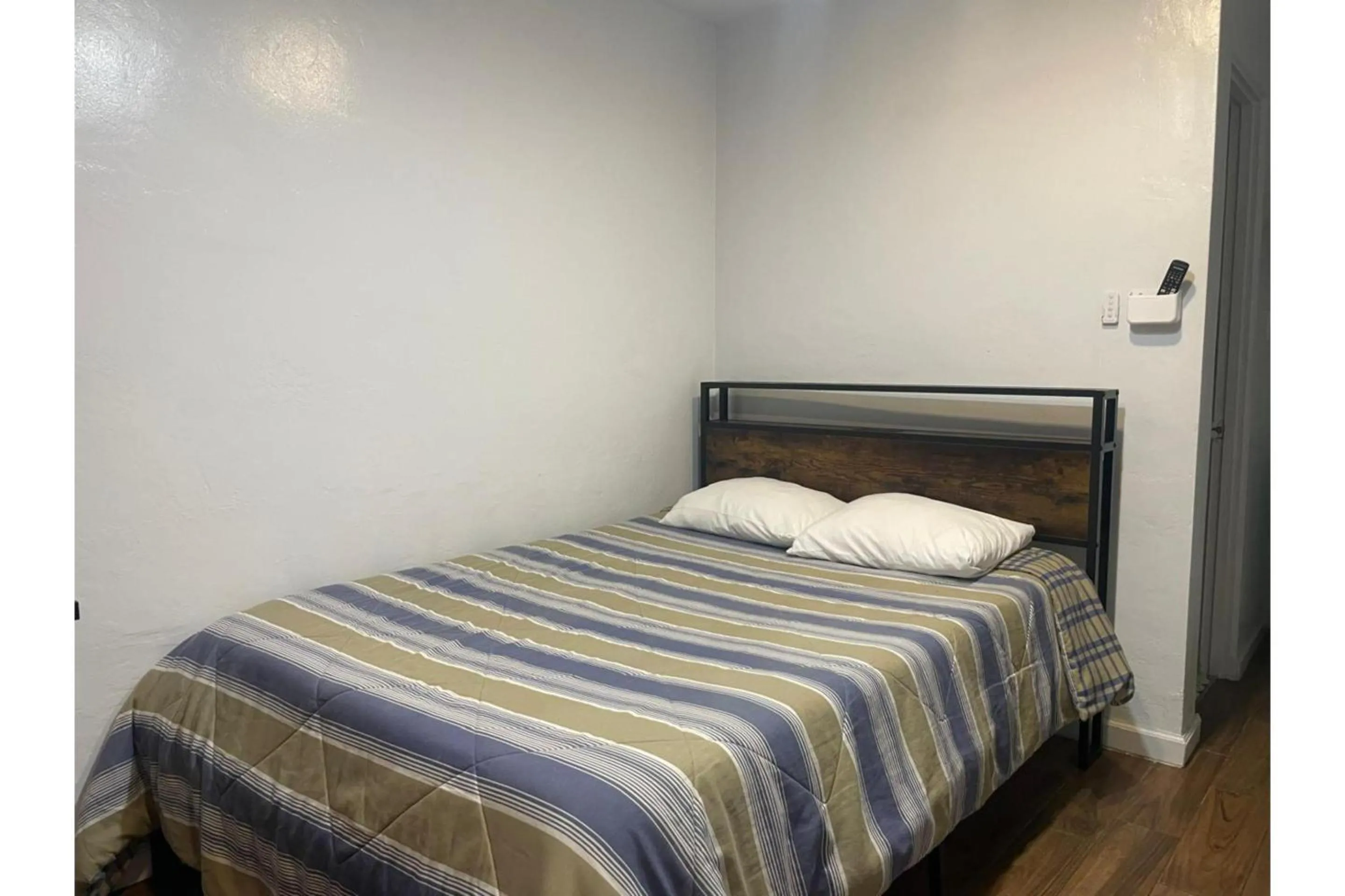 Bedroom, Bed in Garden Motel Redwood City CA