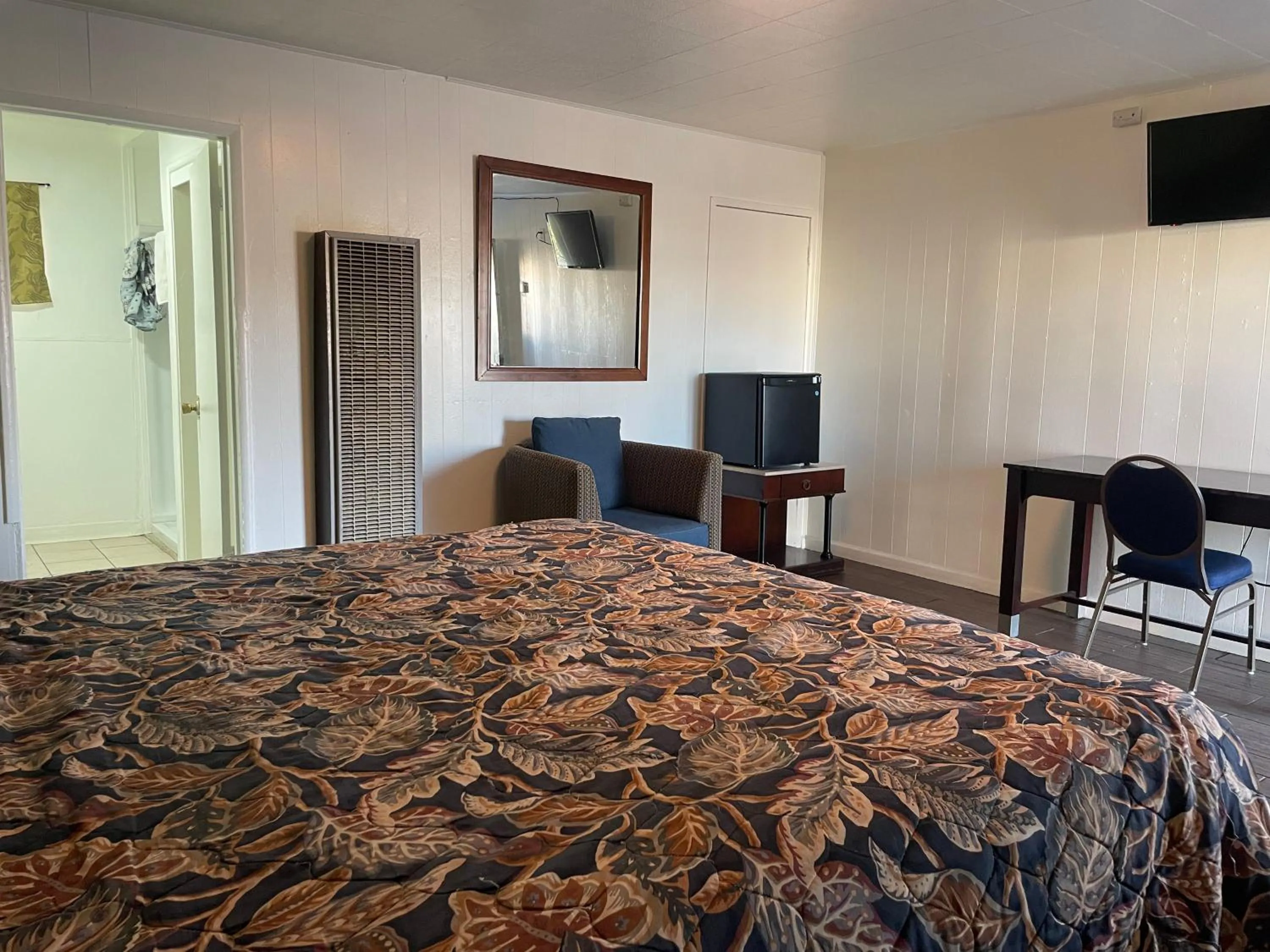 Bedroom, Bed in Oak Motel Modesto CA