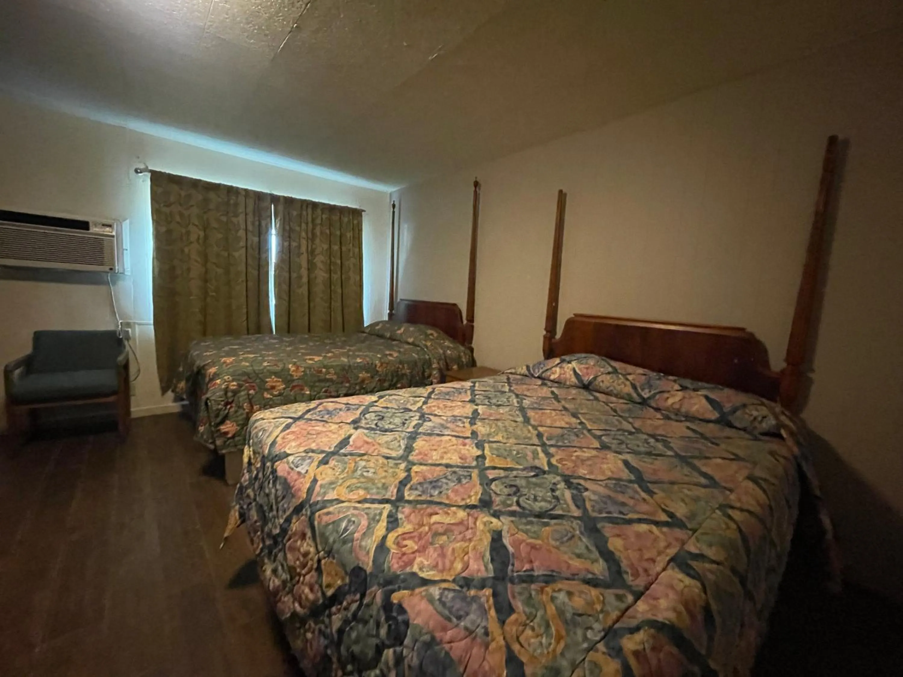 Bedroom, Bed in Oak Motel Modesto CA