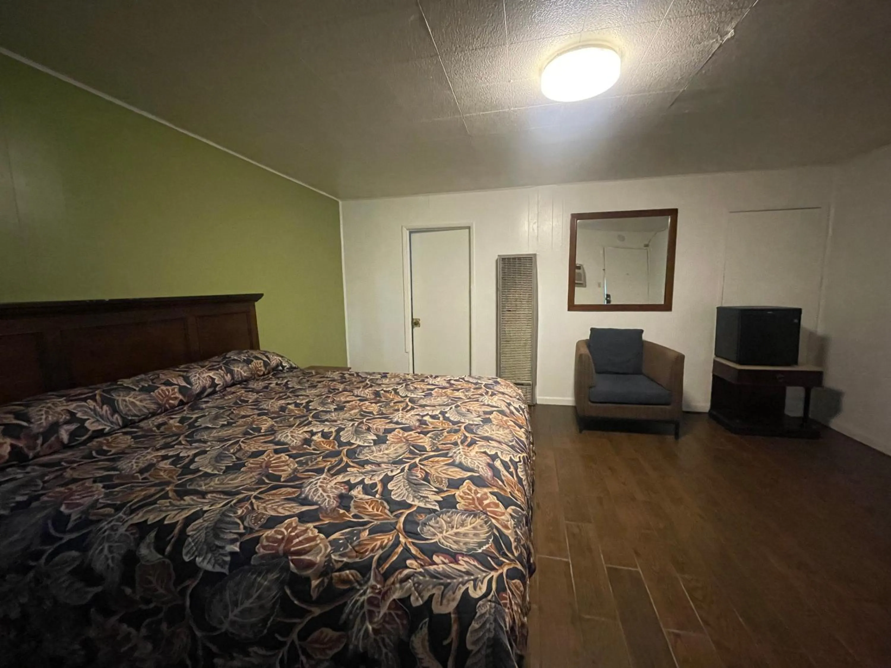 Bedroom, Bed in Oak Motel Modesto CA