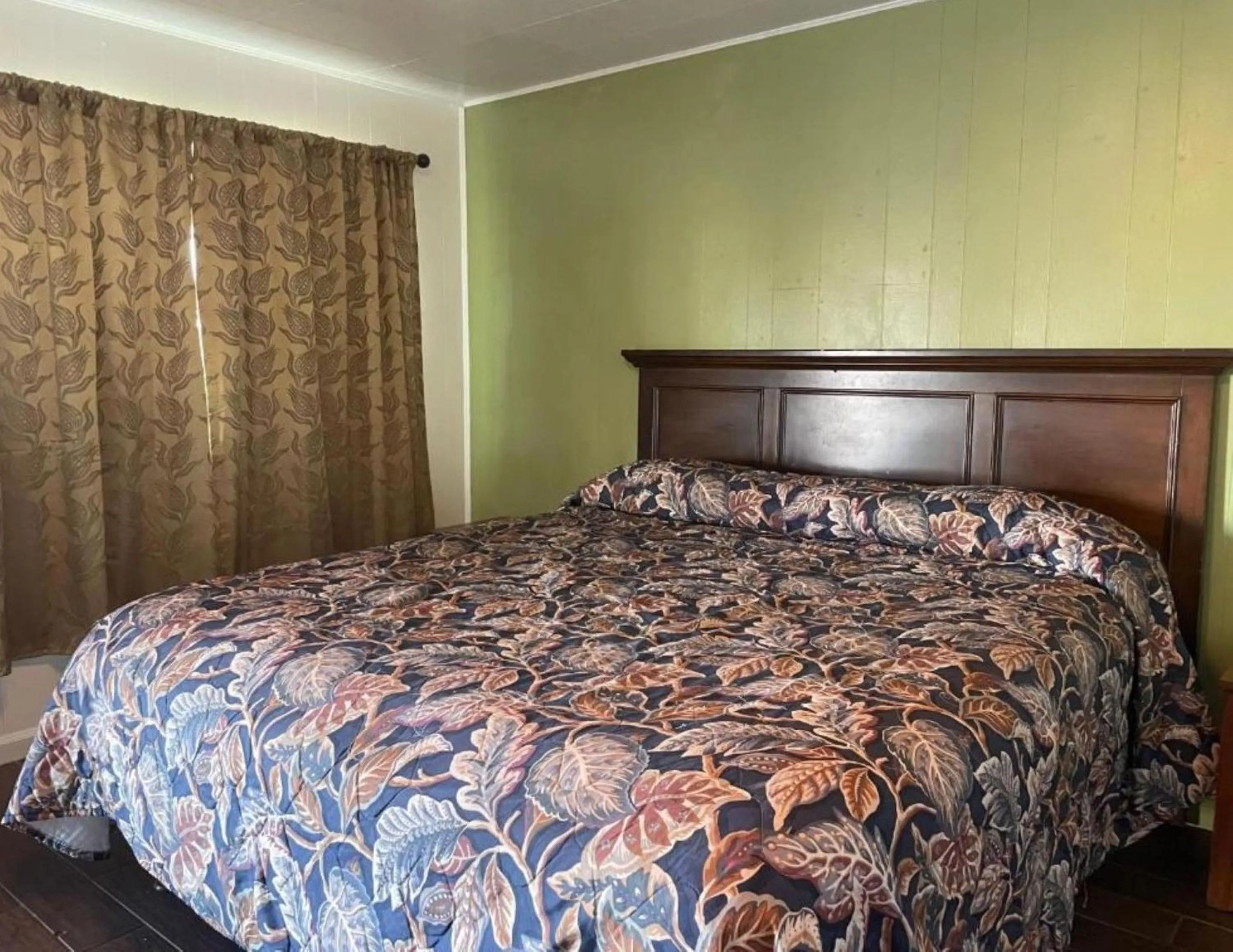 Bedroom, Bed in Oak Motel Modesto CA