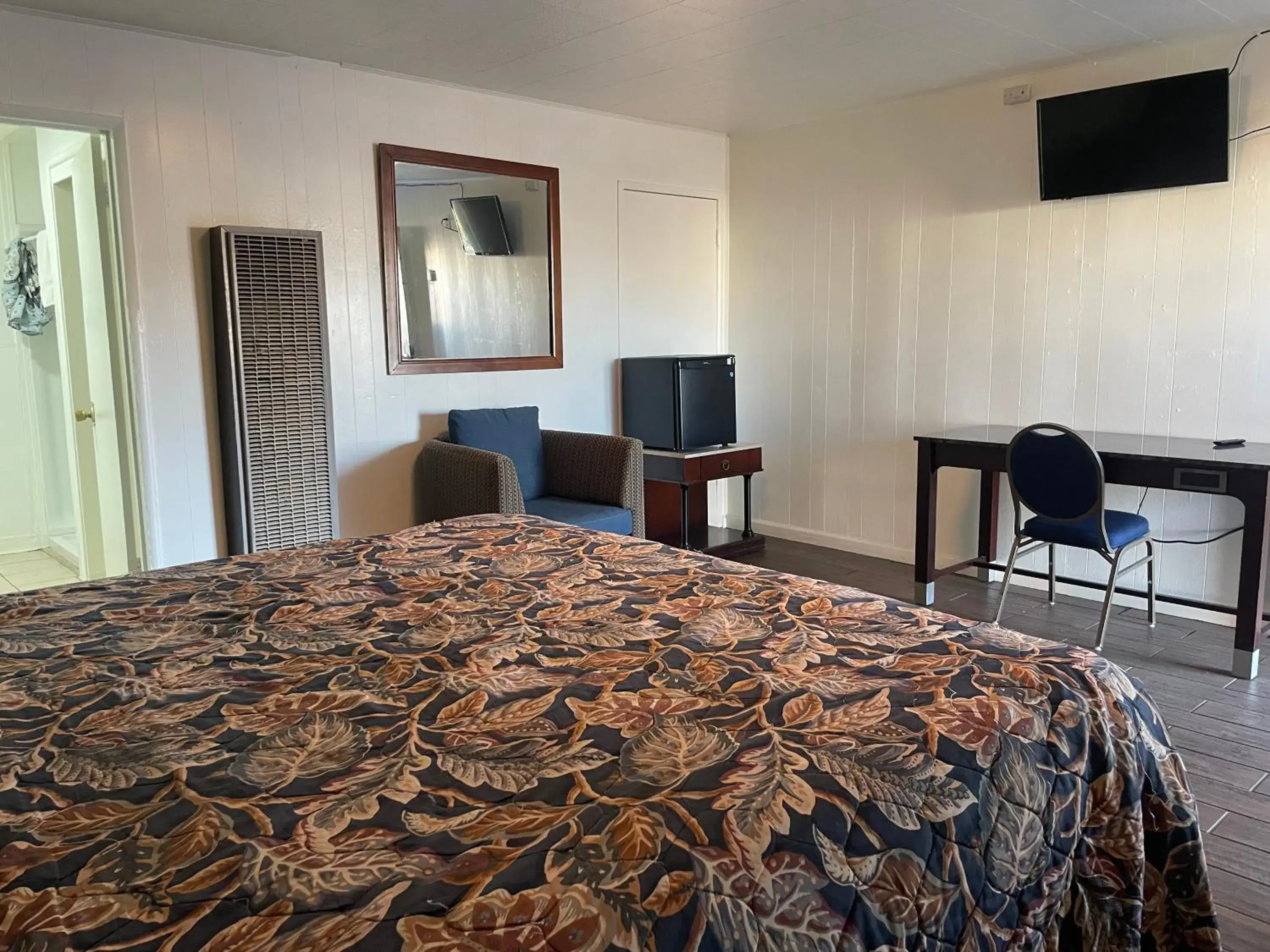 Queen Bed Non-Smoking in Oak Motel Modesto CA Queen Bed Non-Smoking in Oak Motel Modesto CA