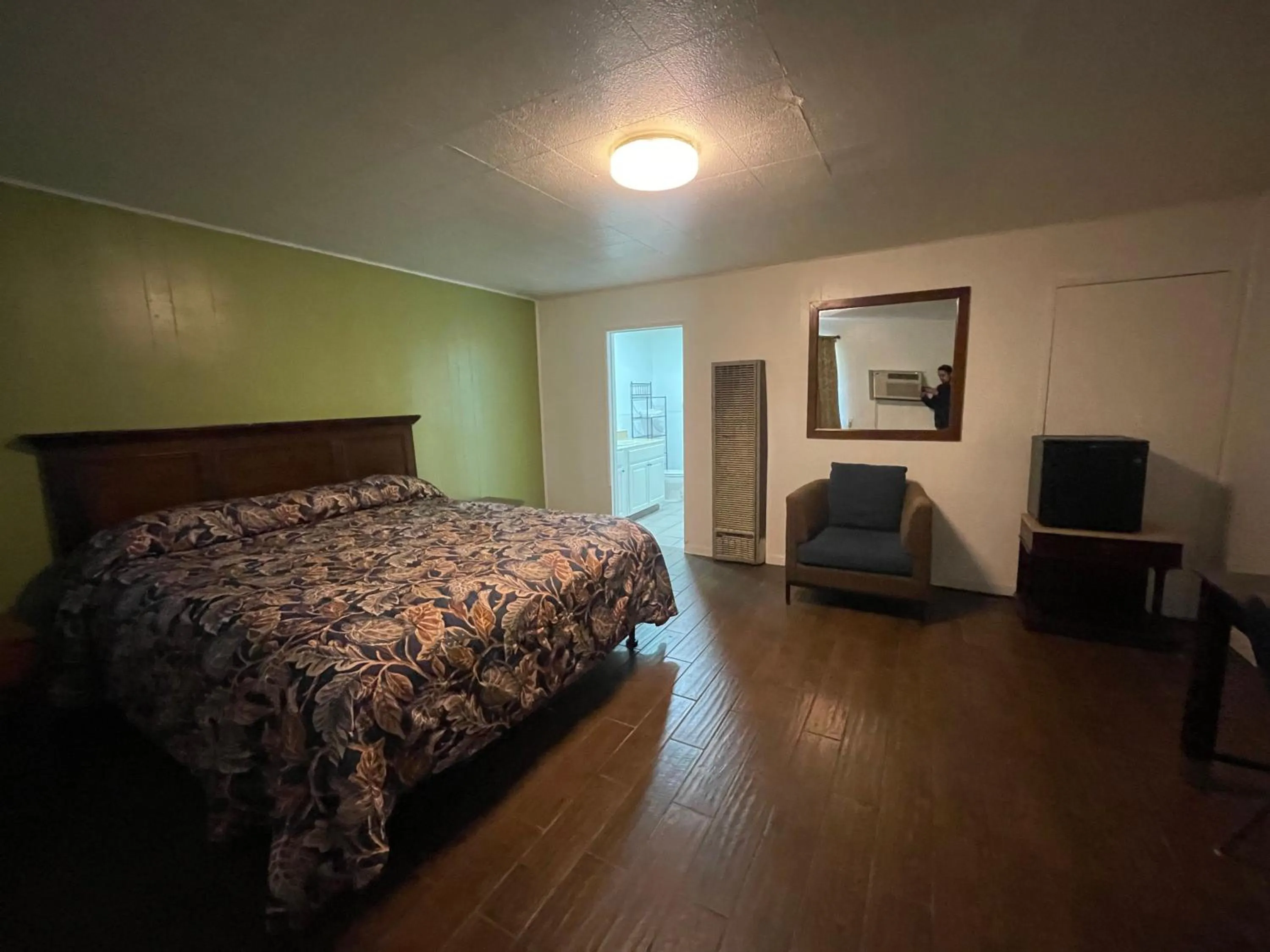 Bedroom, Bed in Oak Motel Modesto CA