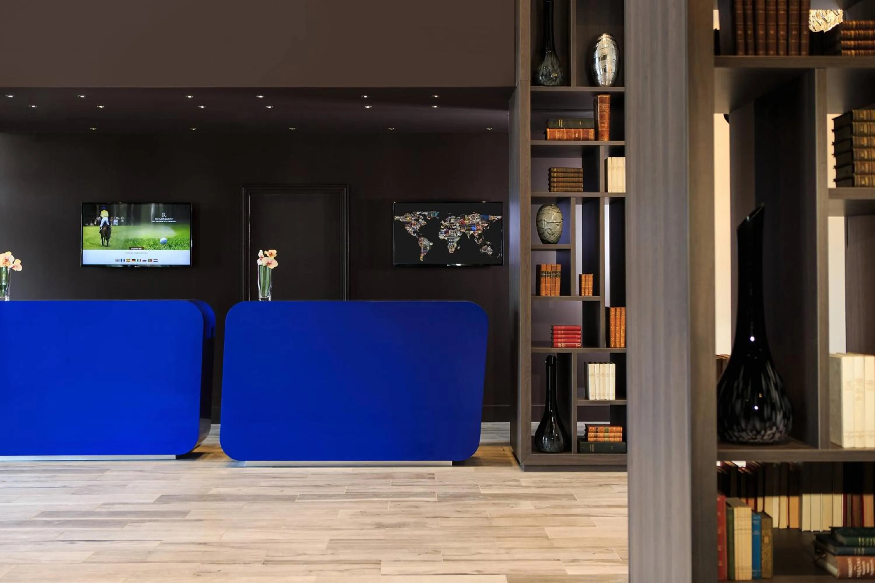 Lobby or reception in Renaissance Paris Hippodrome de St. Cloud Hotel