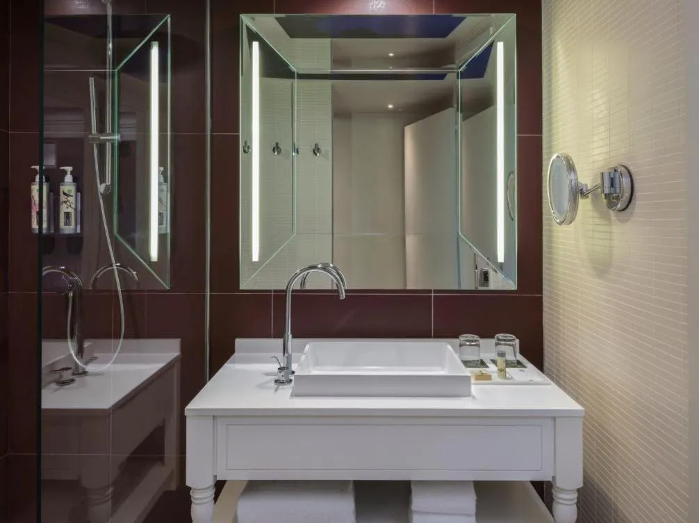 Bathroom in Renaissance Paris Hippodrome de St. Cloud Hotel