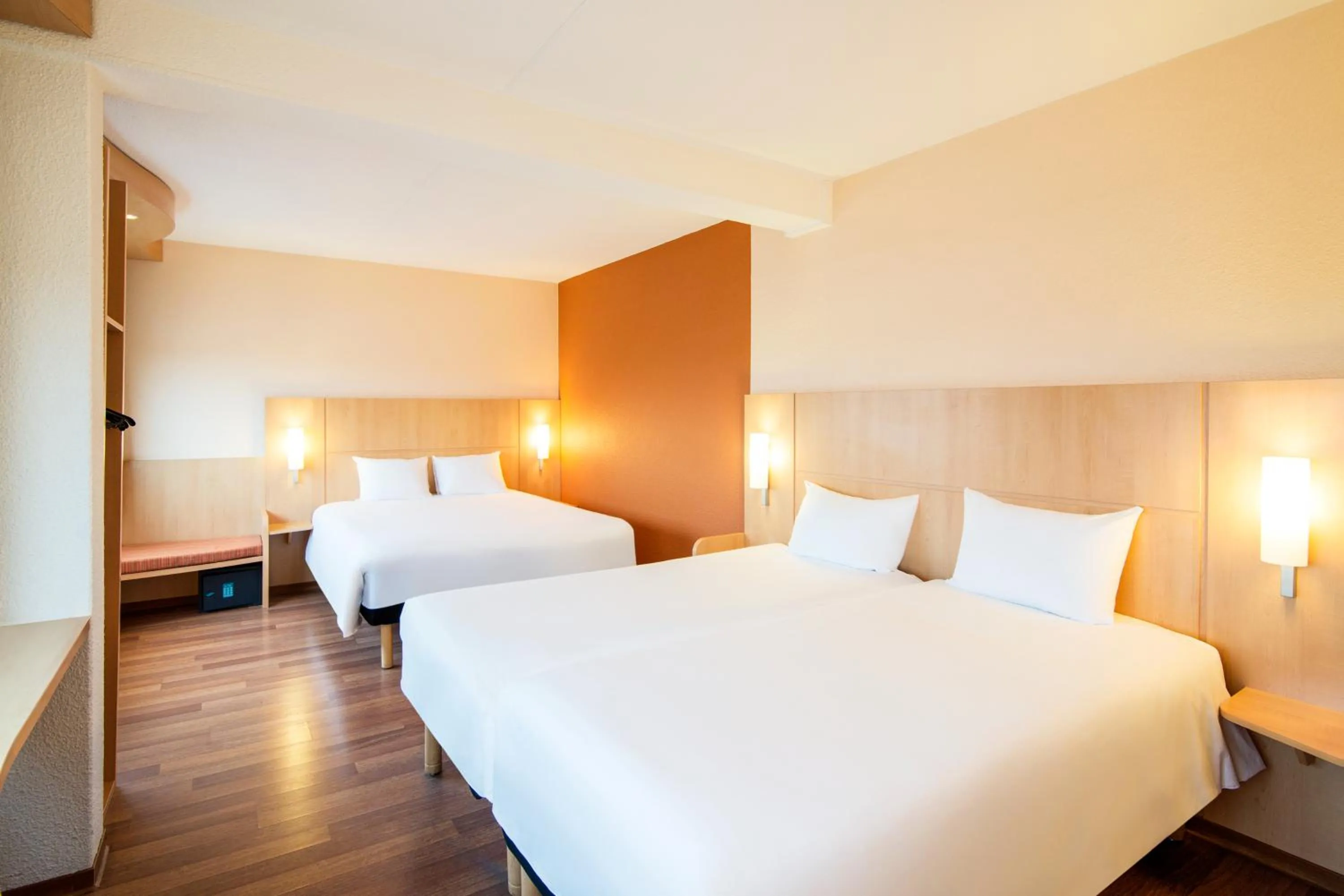 Bedroom, Bed in Ibis Schiphol Amsterdam Airport