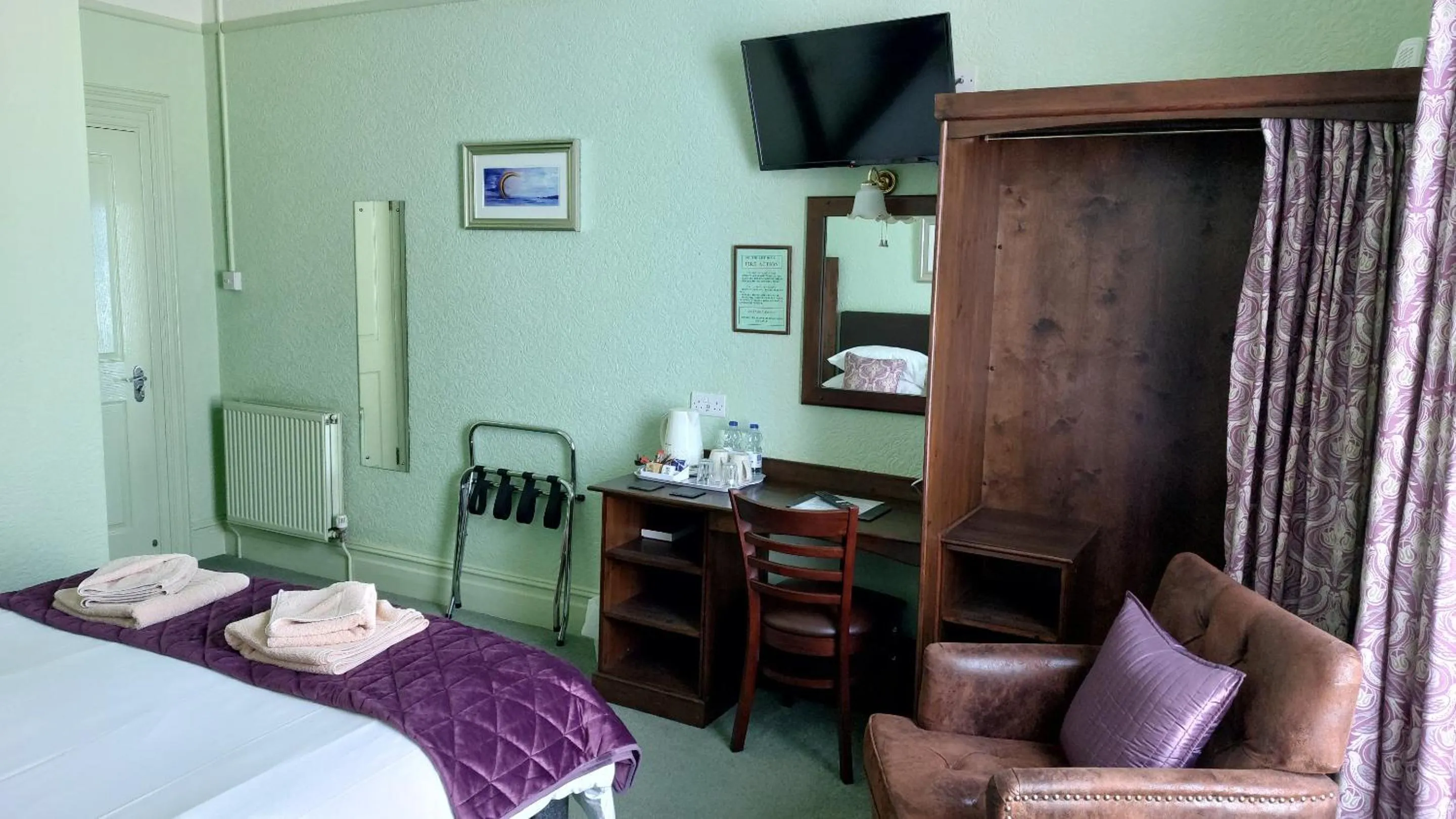 Bedroom, Bed in Southcliff Guest House