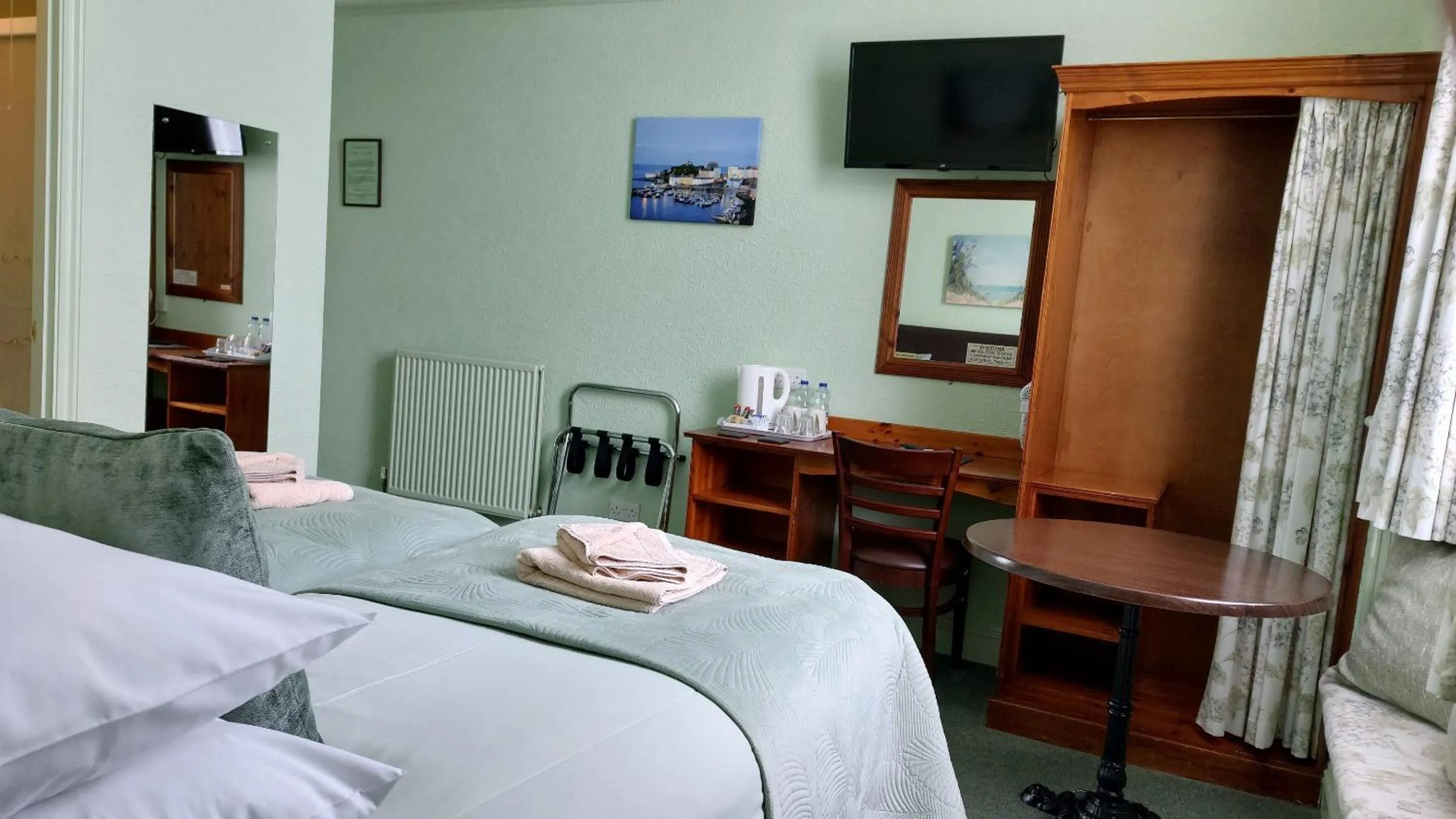 Bedroom, Bed in Southcliff Guest House