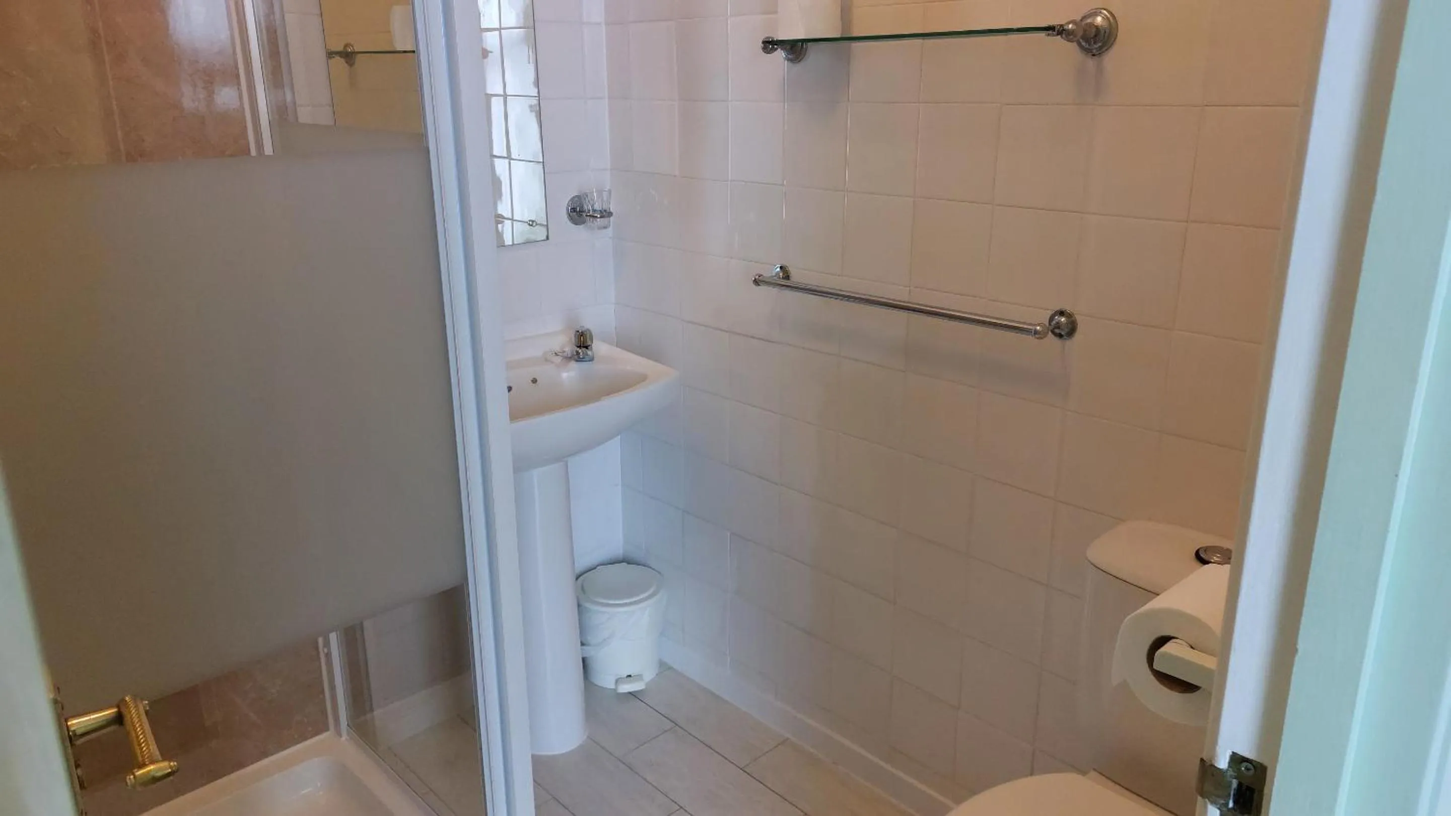 Bathroom in Southcliff Guest House