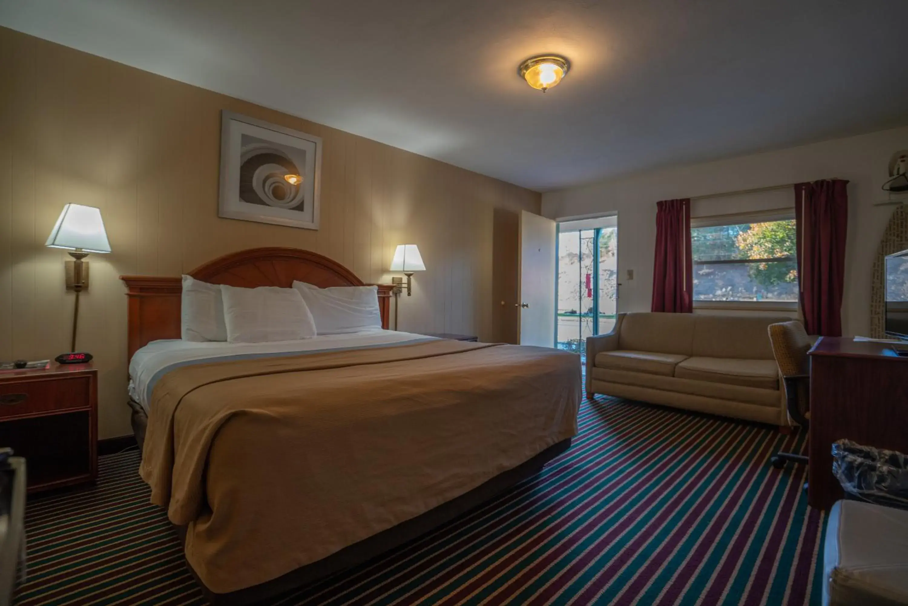 Deluxe Single Room in Mahoning Inn Deluxe Single Room in Mahoning Inn