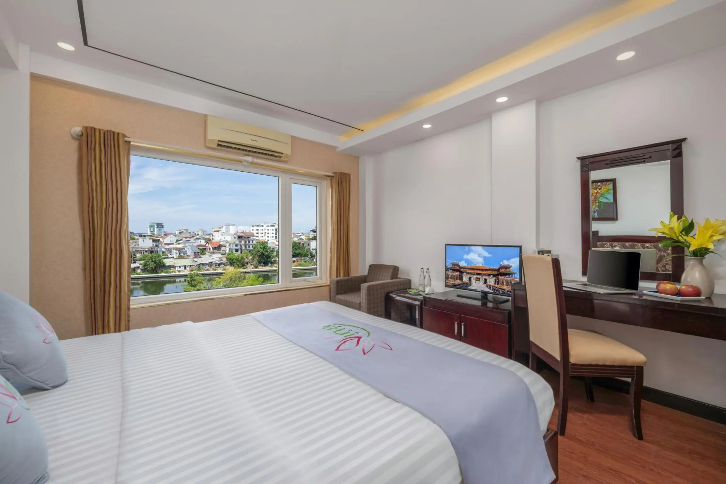 Deluxe Double Room in Vina Hotel Hue Deluxe Double Room in Vina Hotel Hue