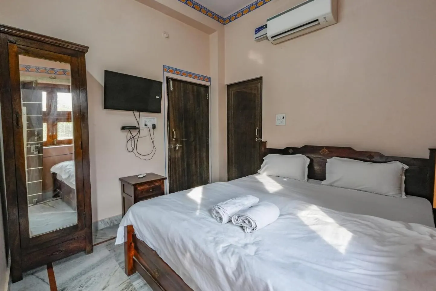 Bed in Hotel Bawarri Haveli