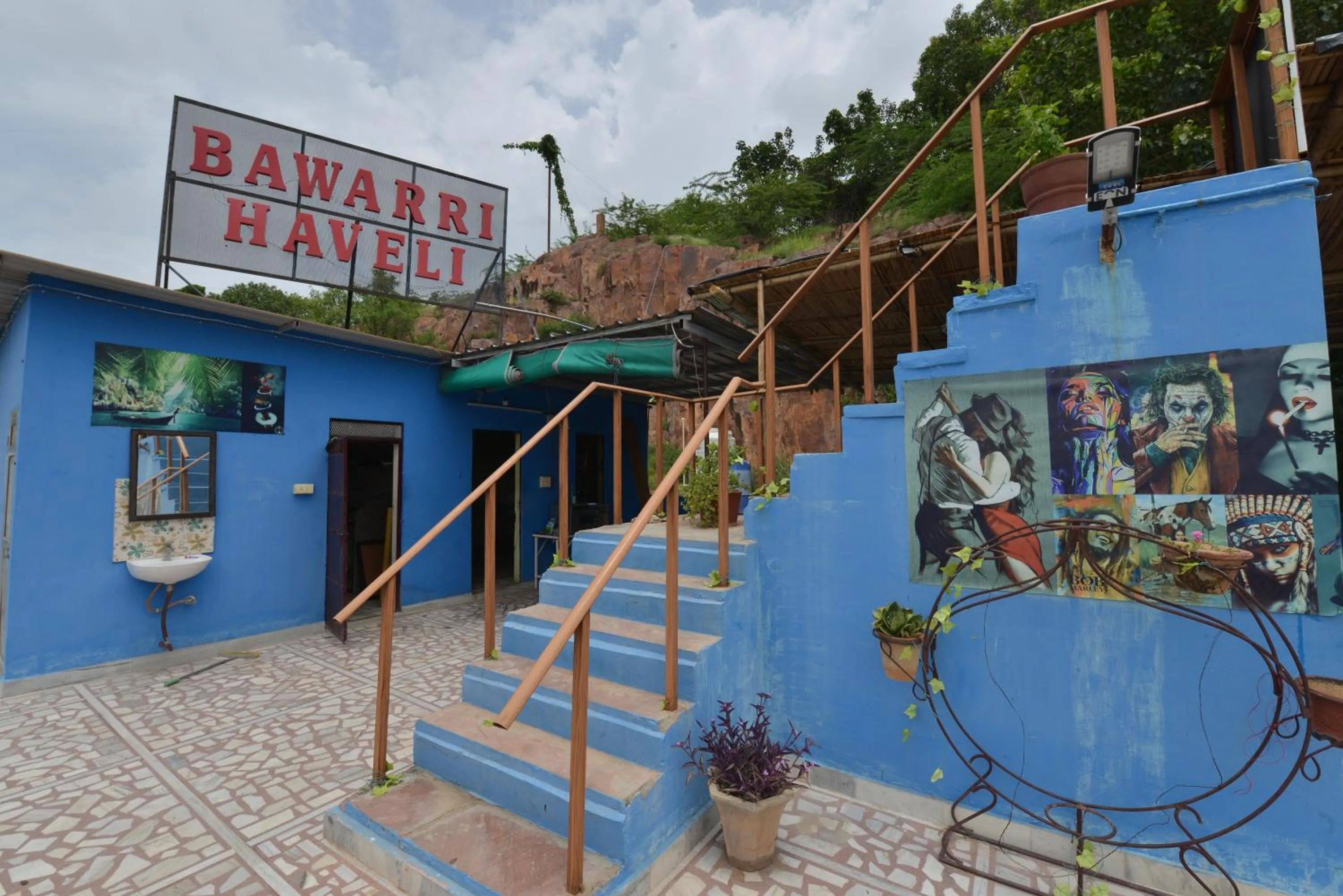 Restaurant/places to eat in Hotel Bawarri Haveli