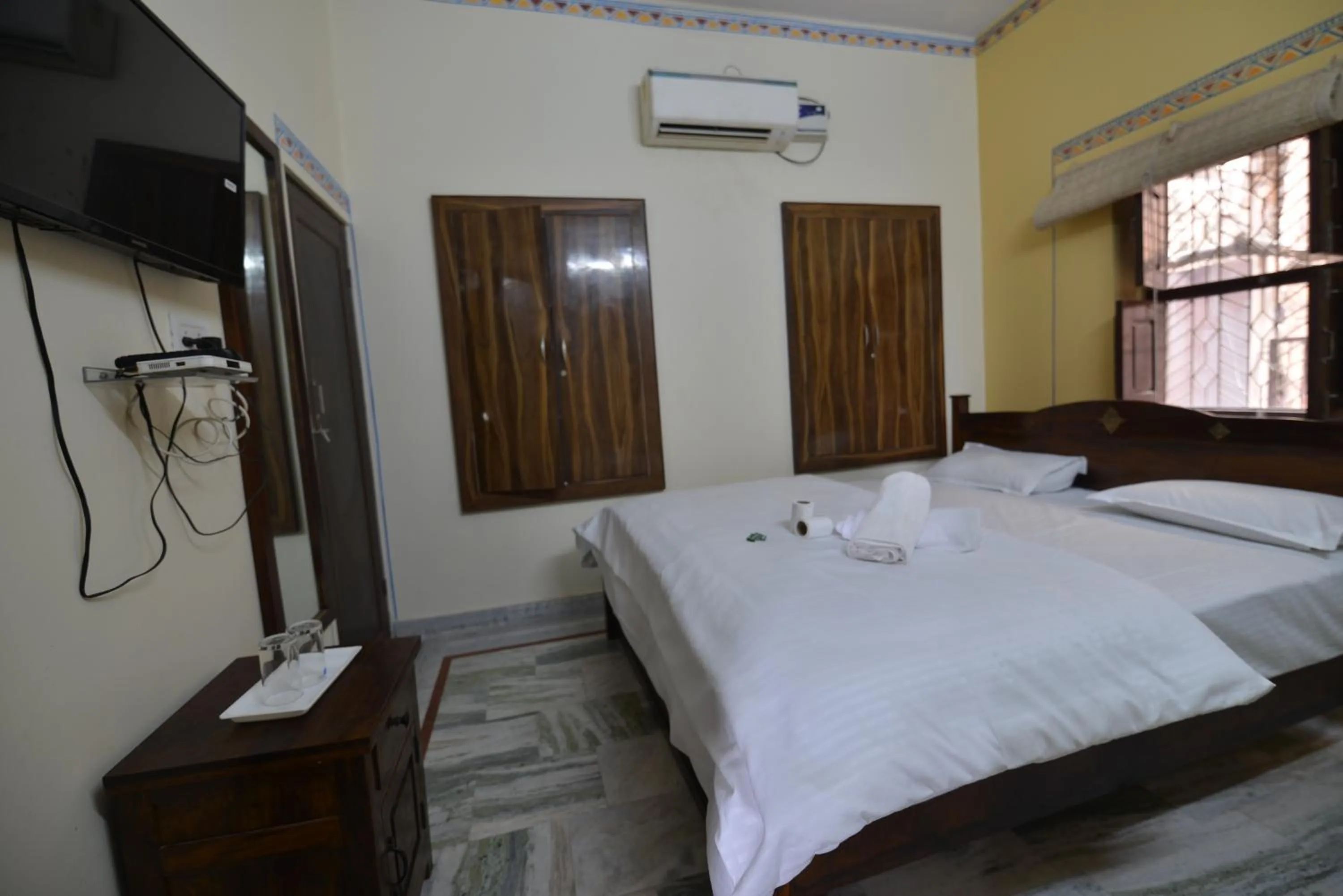 Bed in Hotel Bawarri Haveli
