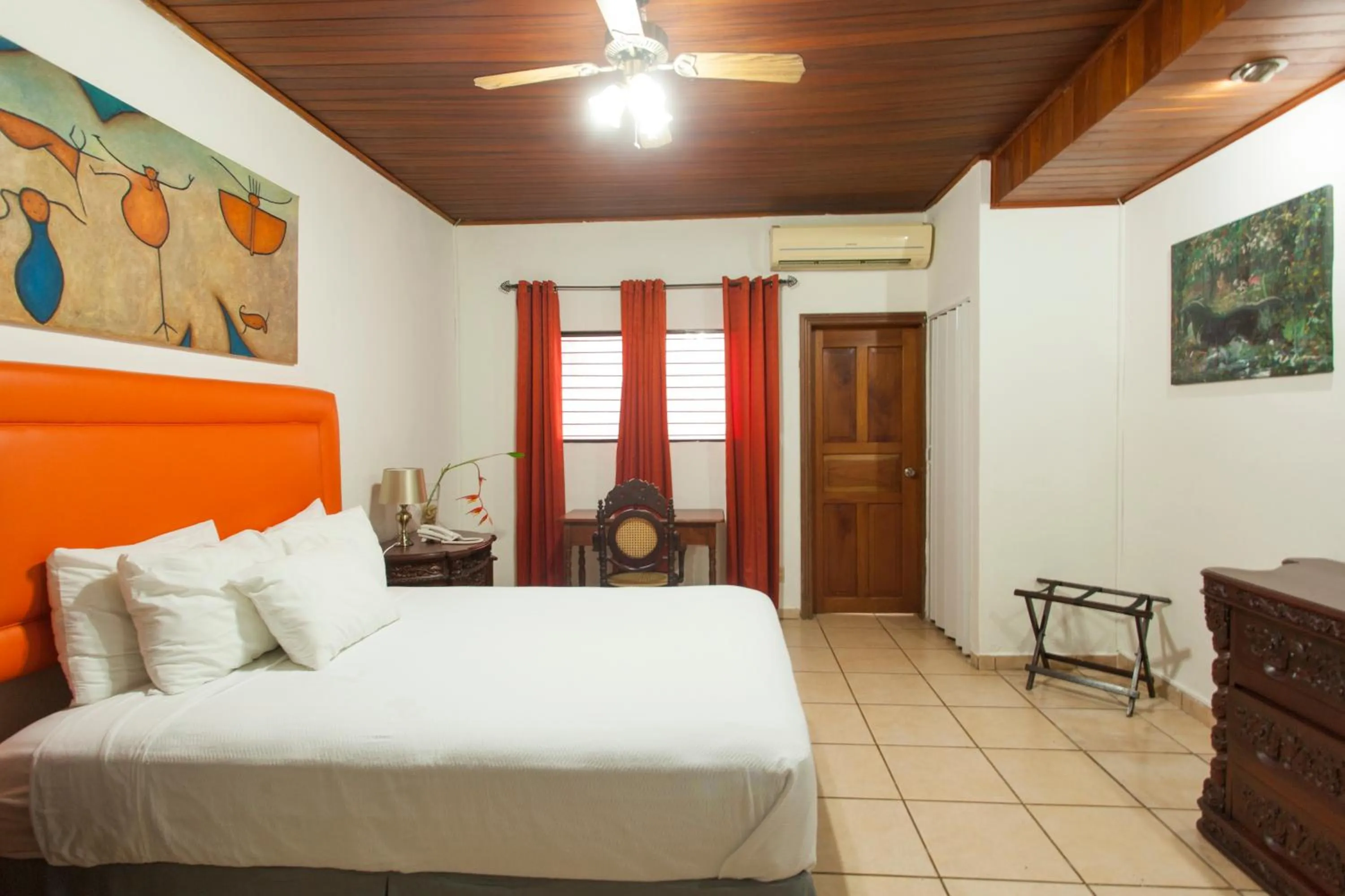 Photo of the whole room, Bed in La Posada del Arcangel