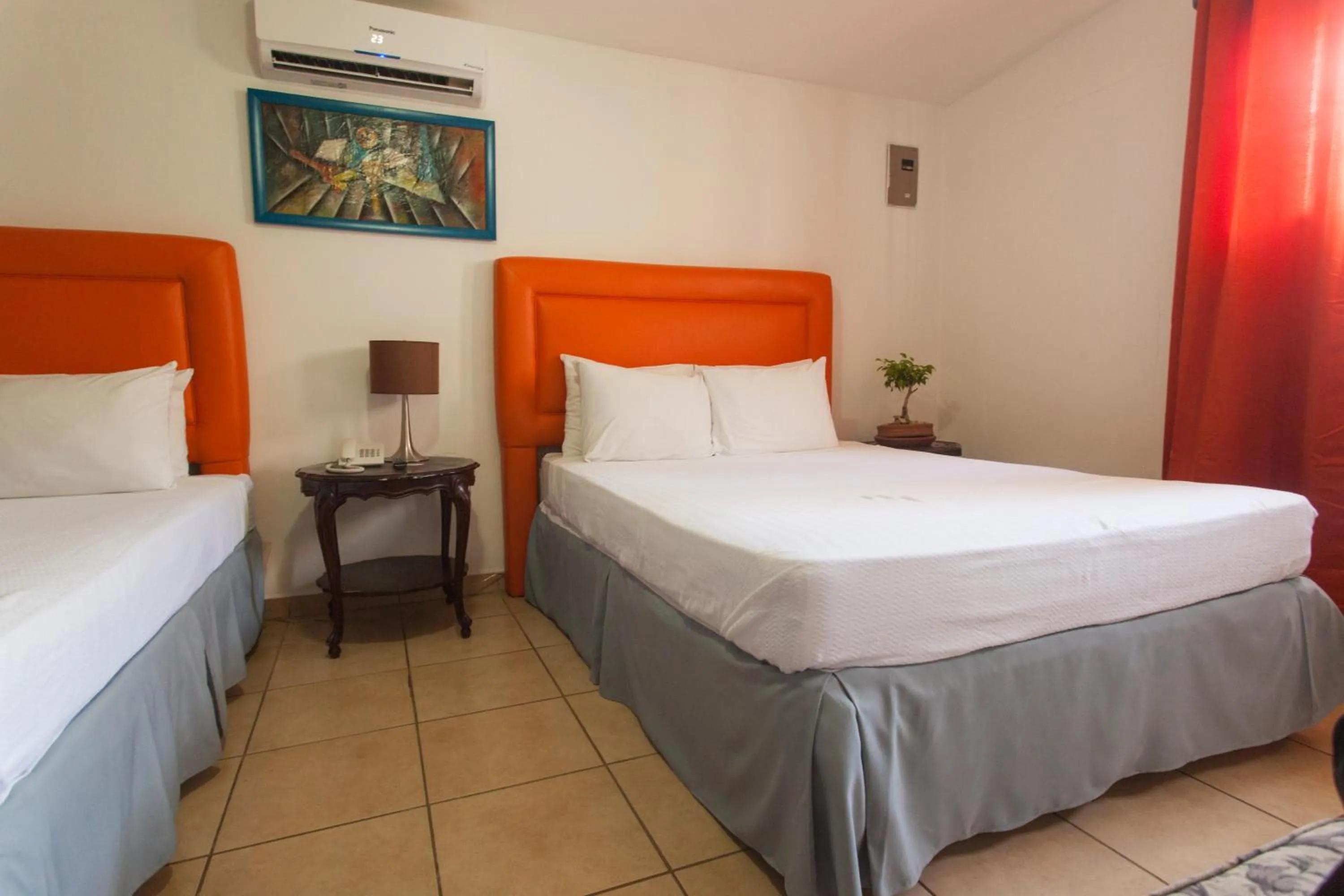 Photo of the whole room, Bed in La Posada del Arcangel