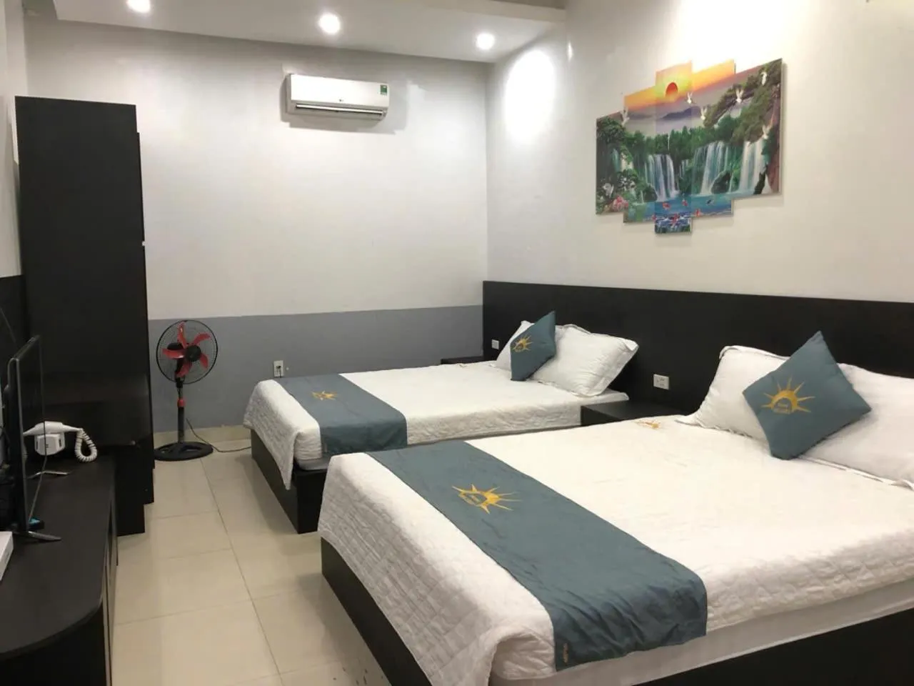 Bedroom, Bed in Holiday Hotel 2