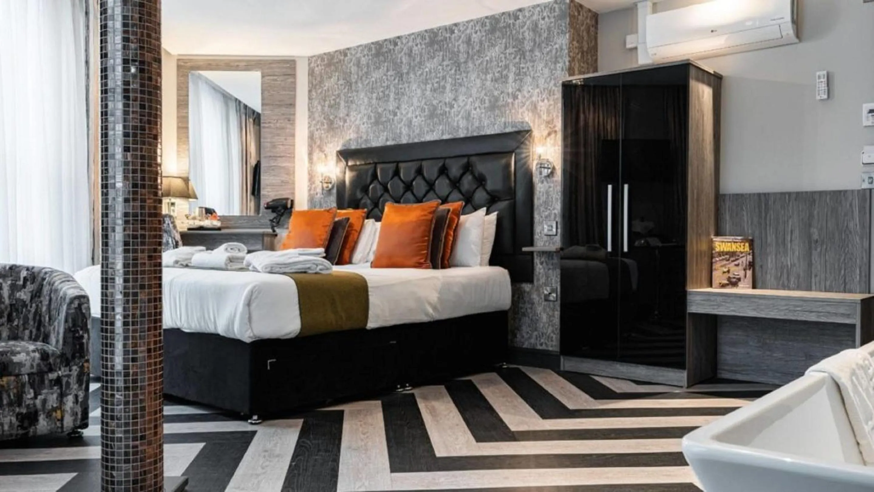 Bedroom, Bed in The Grand Hotel