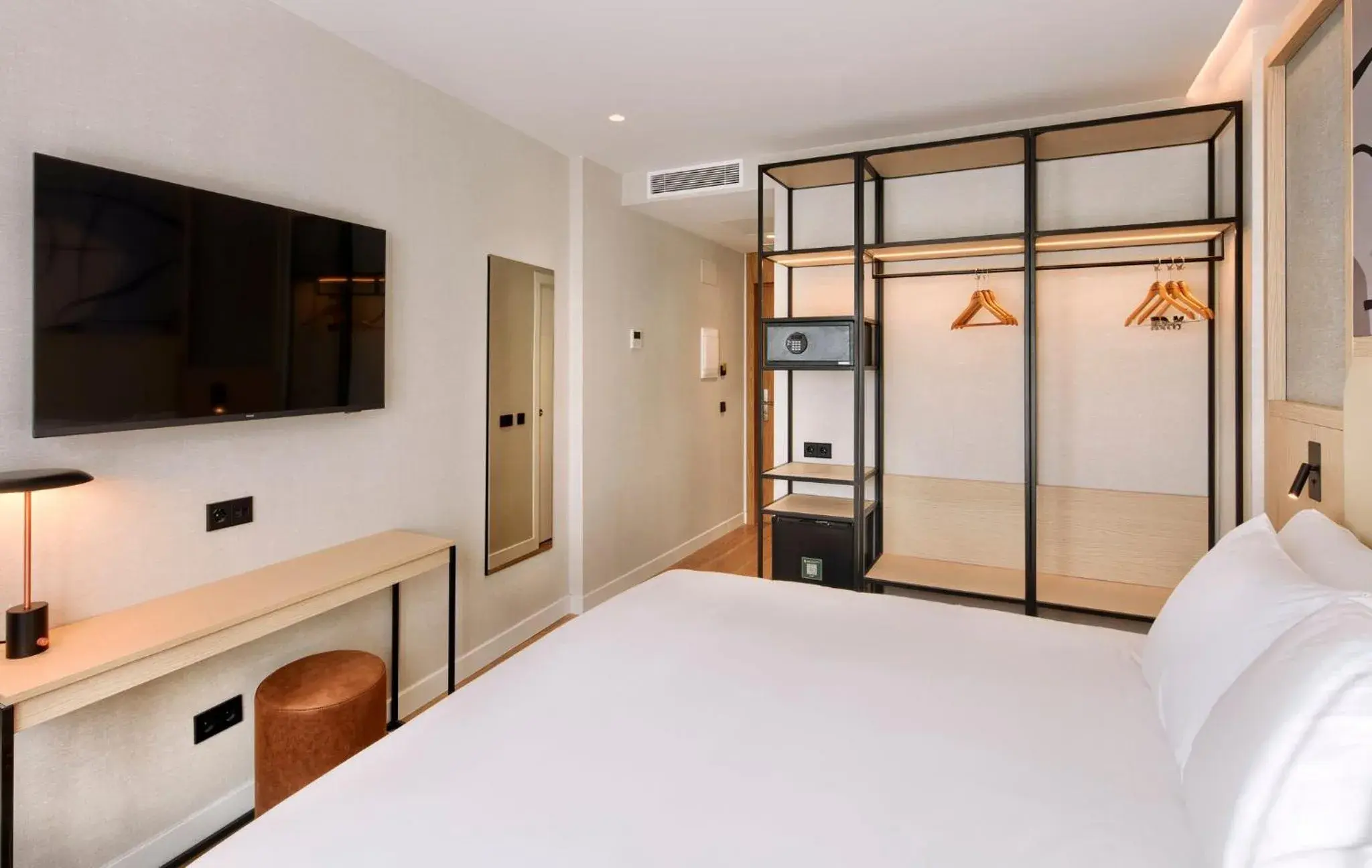 Photo of the whole room, Bed in Sercotel Rosaleda Málaga Photo of the whole room, Bed in Sercotel Rosaleda Málaga