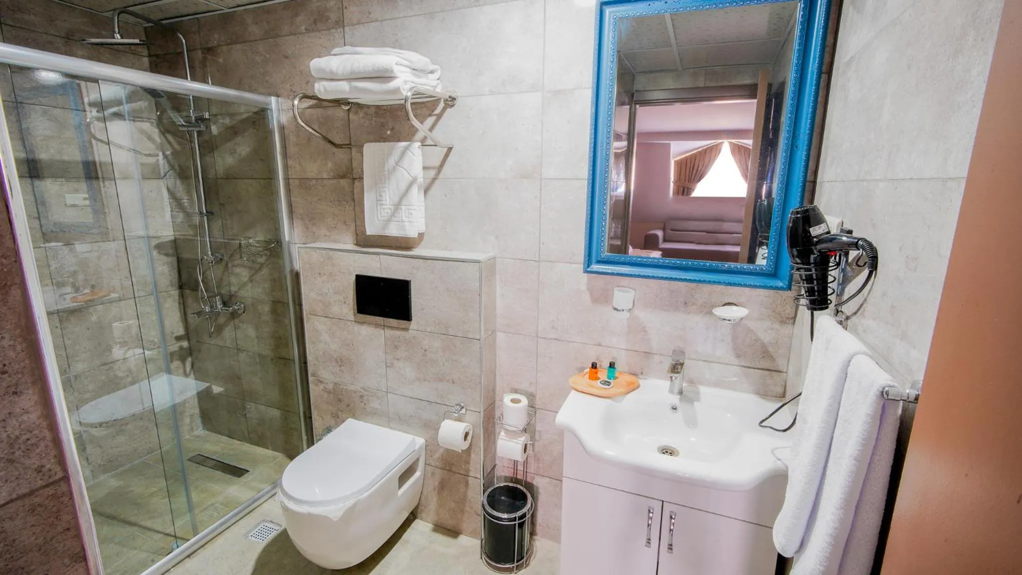 Toilet in Gardan Hotel